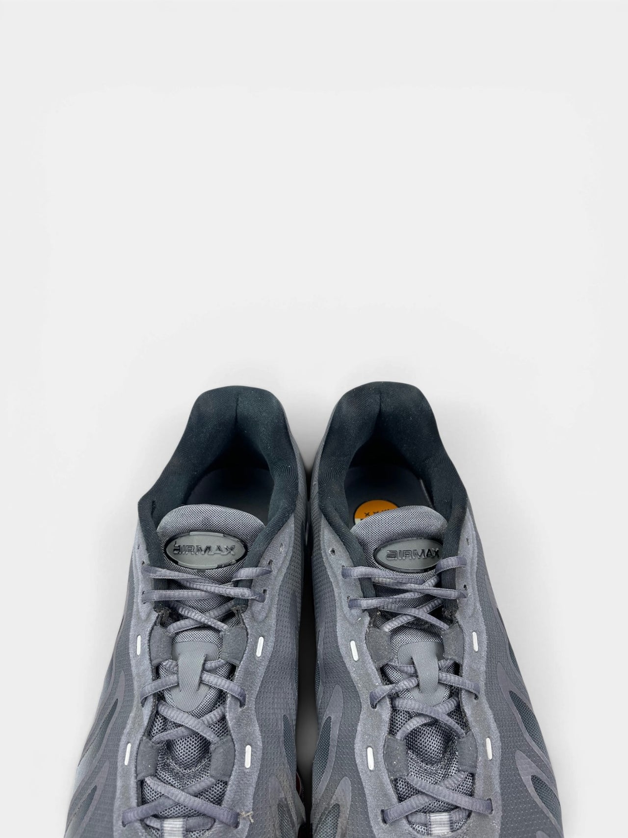 Nike Air Max DN8 “Iron Grey / Bright Crimson” DN8 Grey Crimson — buty sportowe męskie w bardzo dobrym stanie rozmiar 45.5, zapiętki butów
