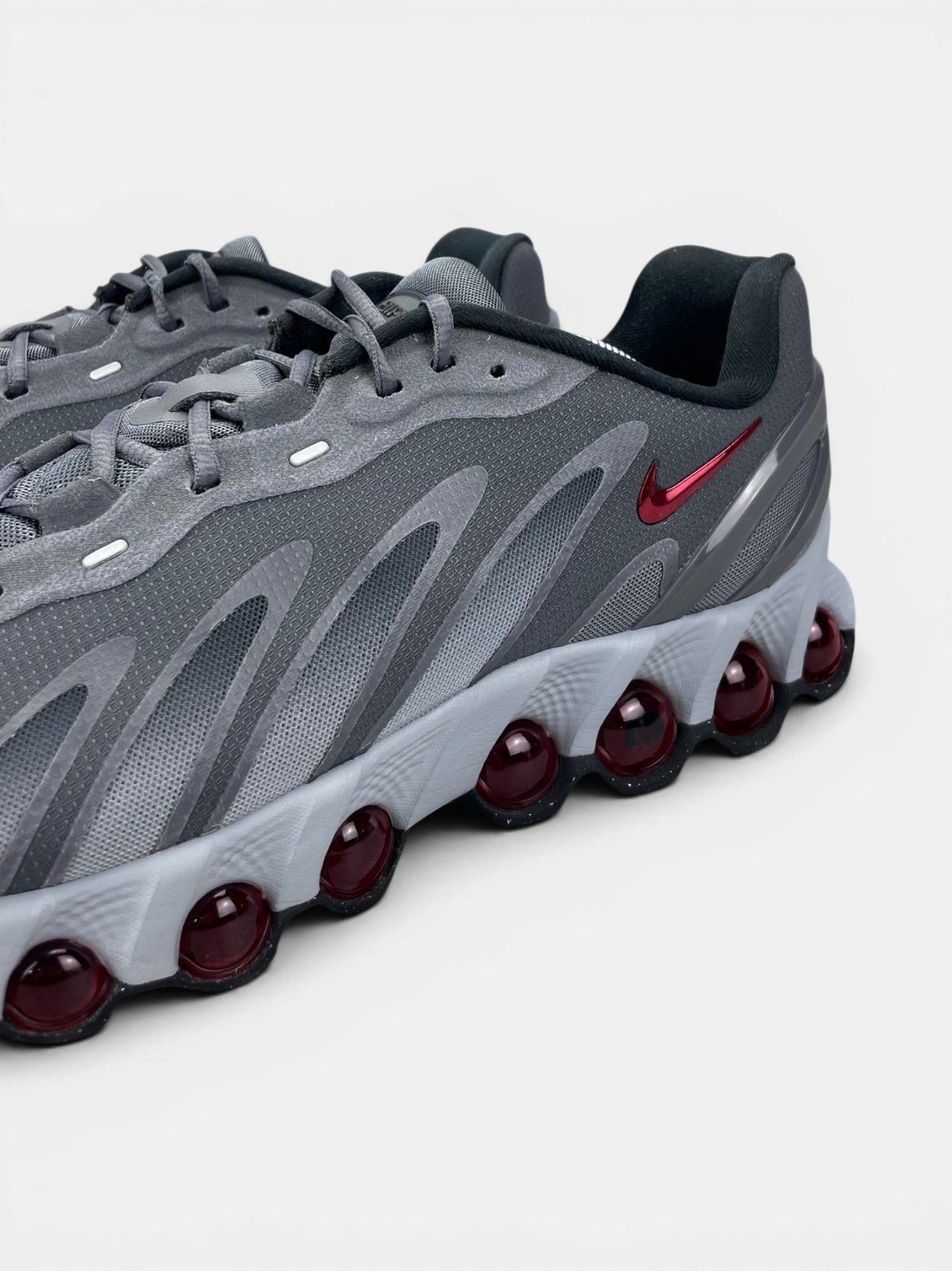 Nike Air Max DN8 “Iron Grey / Bright Crimson” DN8 Grey Crimson — buty sportowe męskie w bardzo dobrym stanie rozmiar 45.5, opcjonalne zdjęcie 1