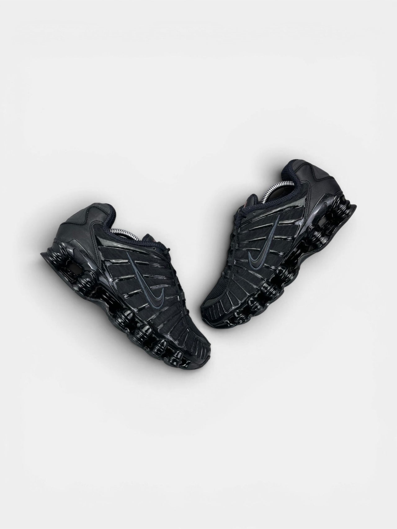 Nike Shox TL Black — buty sportowe męskie w bardzo dobrym stanie rozmiar 40, widok z góry na zewnętrzną stronę butów