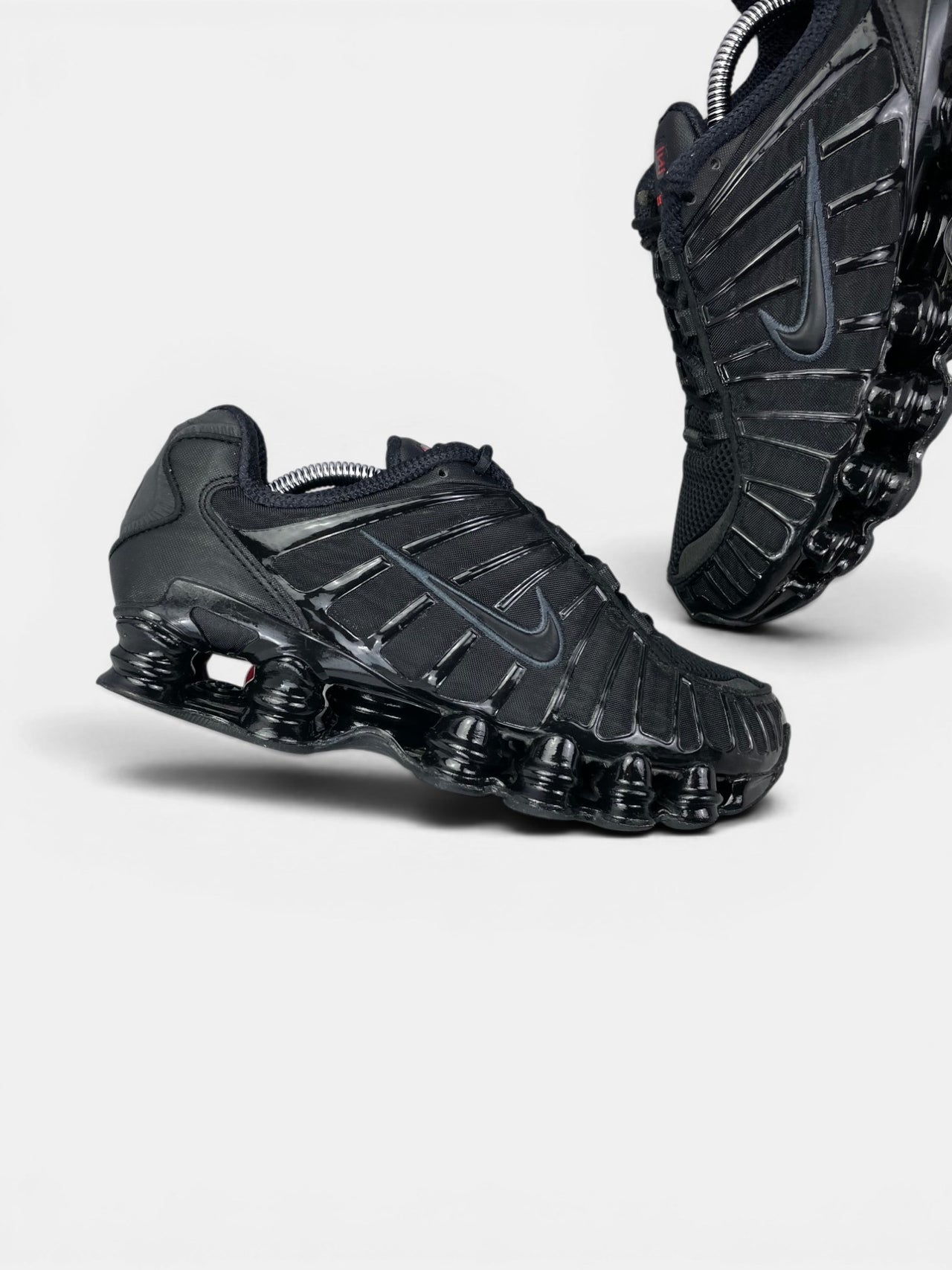 Nike Shox TL Black — buty sportowe męskie w bardzo dobrym stanie rozmiar 40, zewnętrzny panel lewego buta