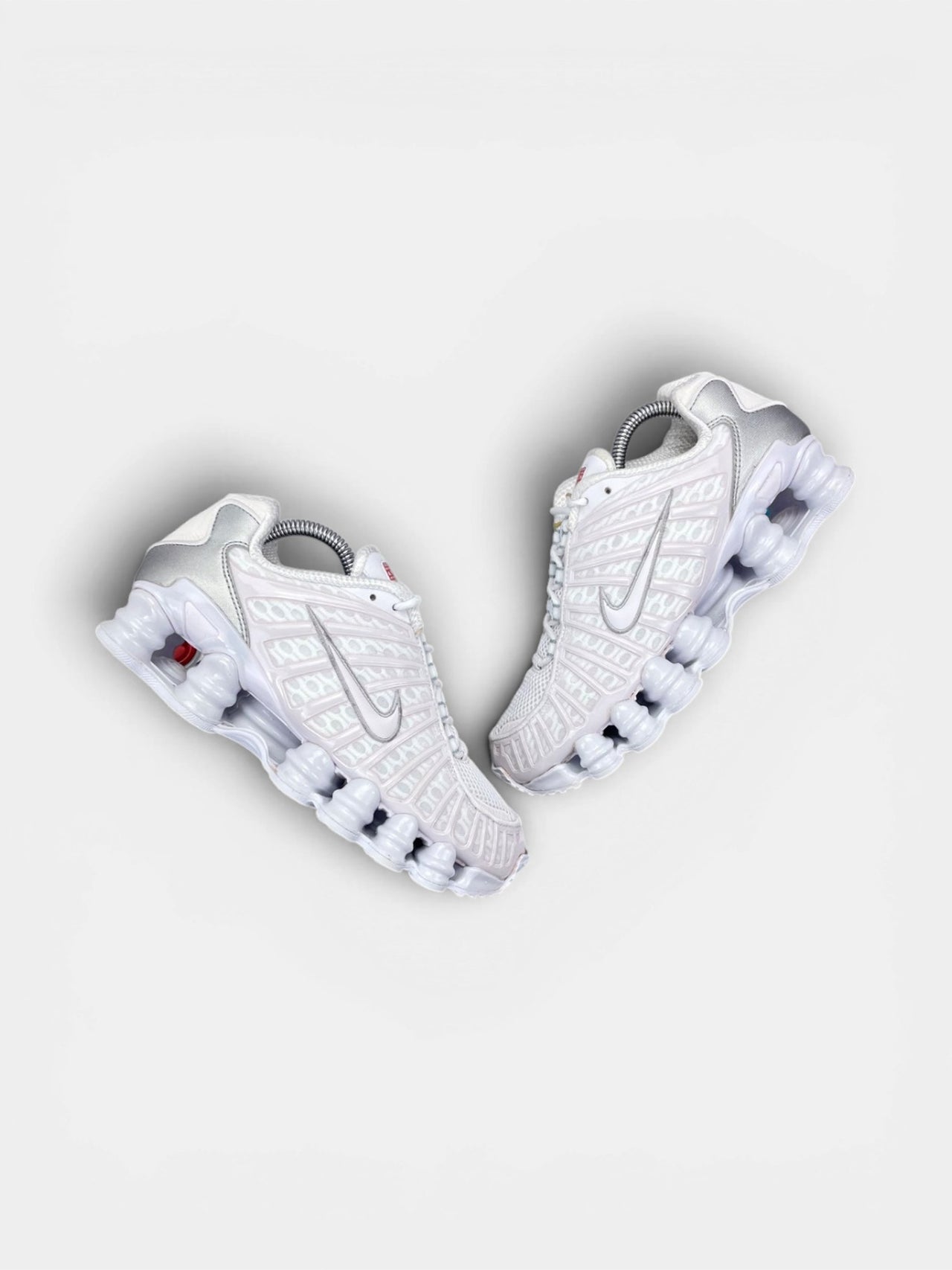 Nike Shox TL — buty sportowe damskie w bardzo dobrym stanie rozmiar 38, widok z góry na zewnętrzną stronę butów
