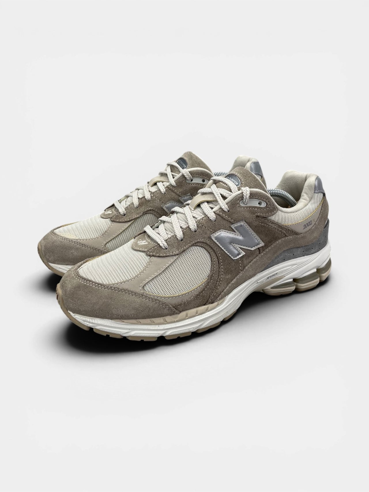 New Balance 2002R — buty sportowe męskie w bardzo dobrym stanie rozmiar 44.5, widok z boku
