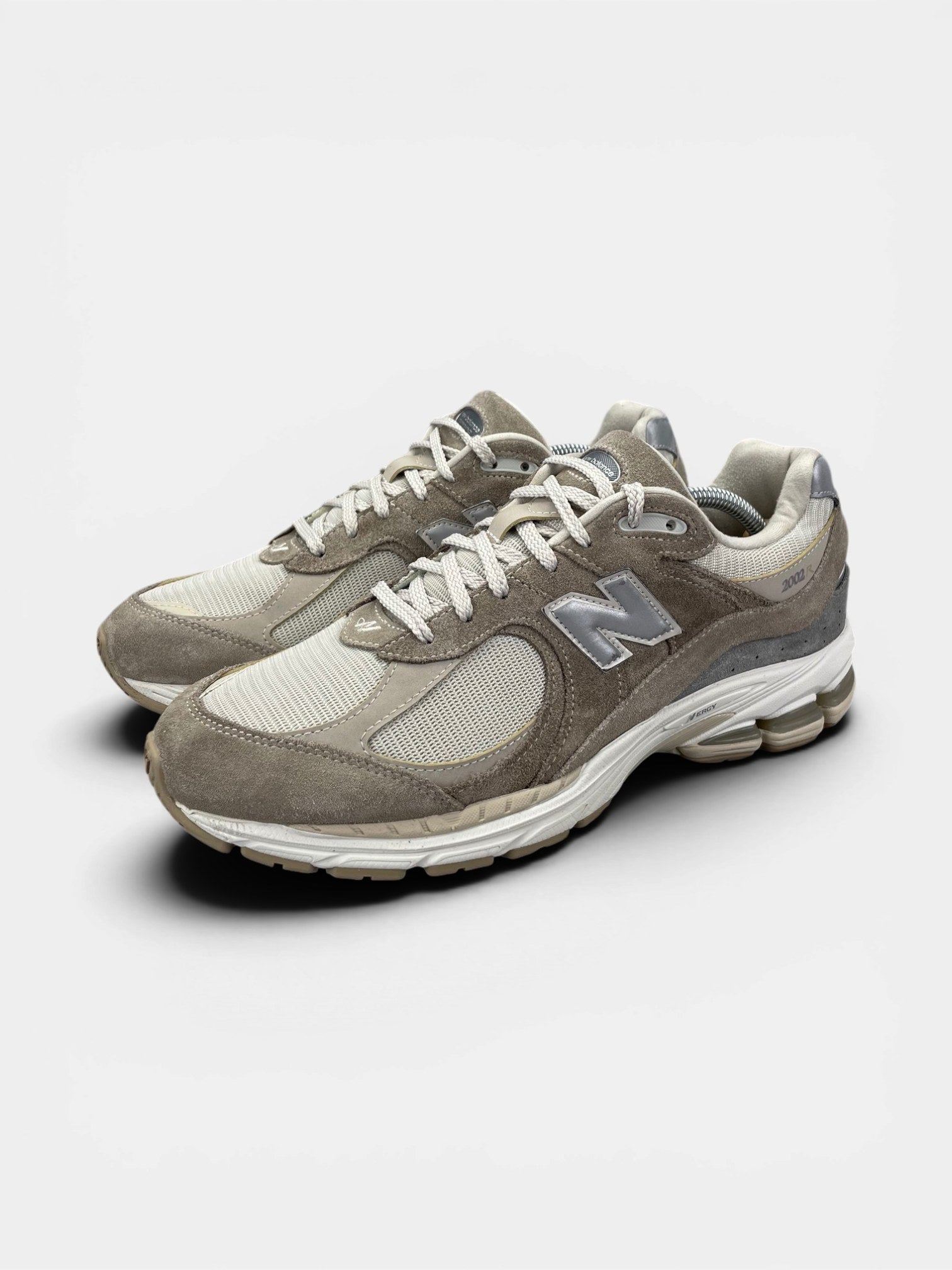 New Balance 2002R — buty sportowe męskie w bardzo dobrym stanie rozmiar 44.5, widok z boku