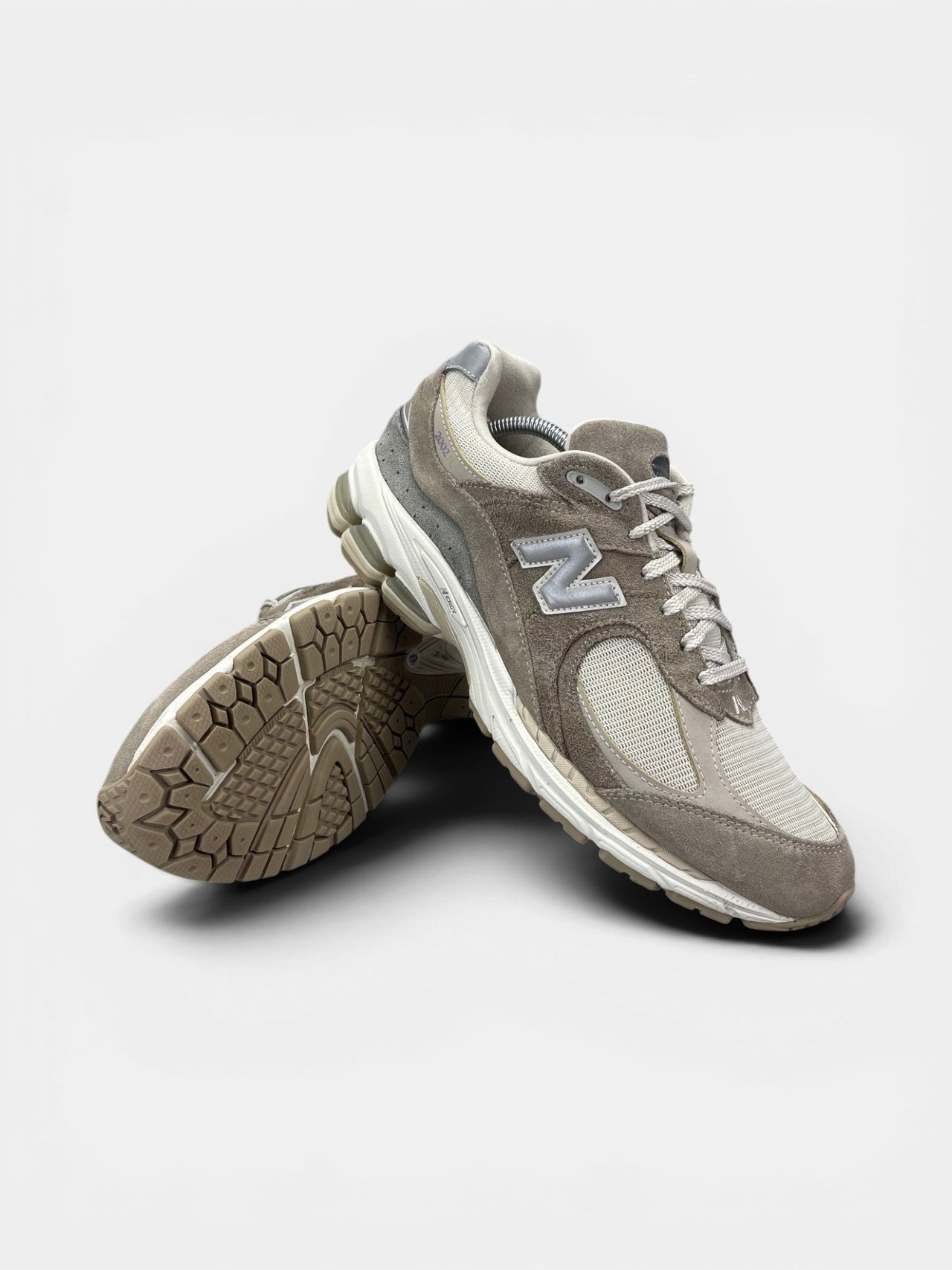 New Balance 2002R — buty sportowe męskie w bardzo dobrym stanie rozmiar 44.5, boczny profil