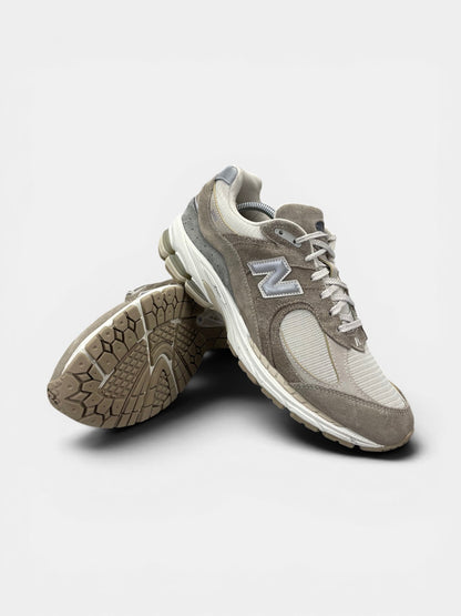 New Balance 2002R — buty sportowe męskie w bardzo dobrym stanie rozmiar 44.5, boczny profil