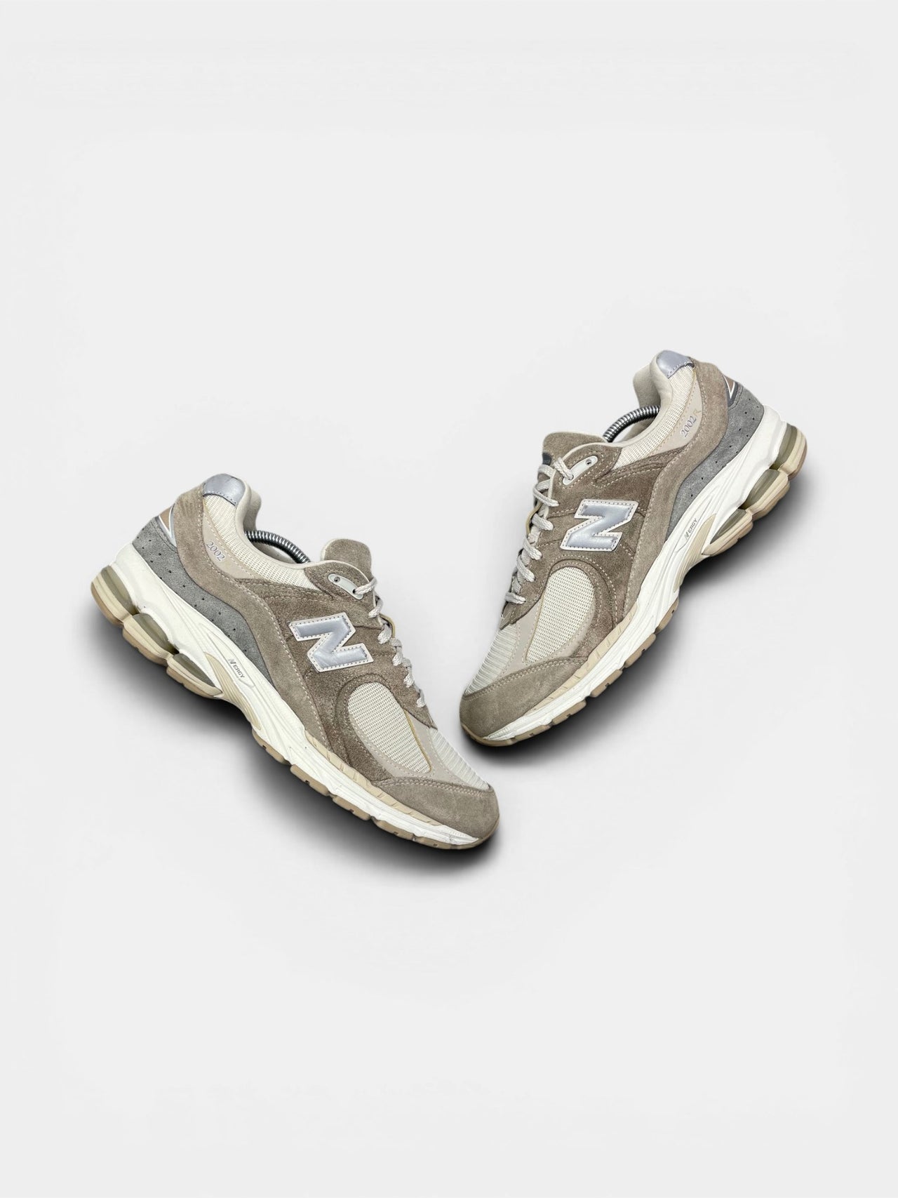New Balance 2002R — buty sportowe męskie w bardzo dobrym stanie rozmiar 44.5, widok z góry na zewnętrzną stronę butów