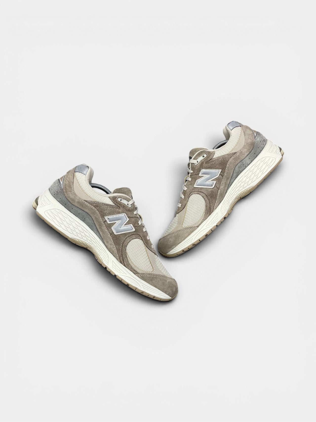New Balance 2002R — buty sportowe męskie w bardzo dobrym stanie rozmiar 44.5, zewnętrzny panel prawego buta