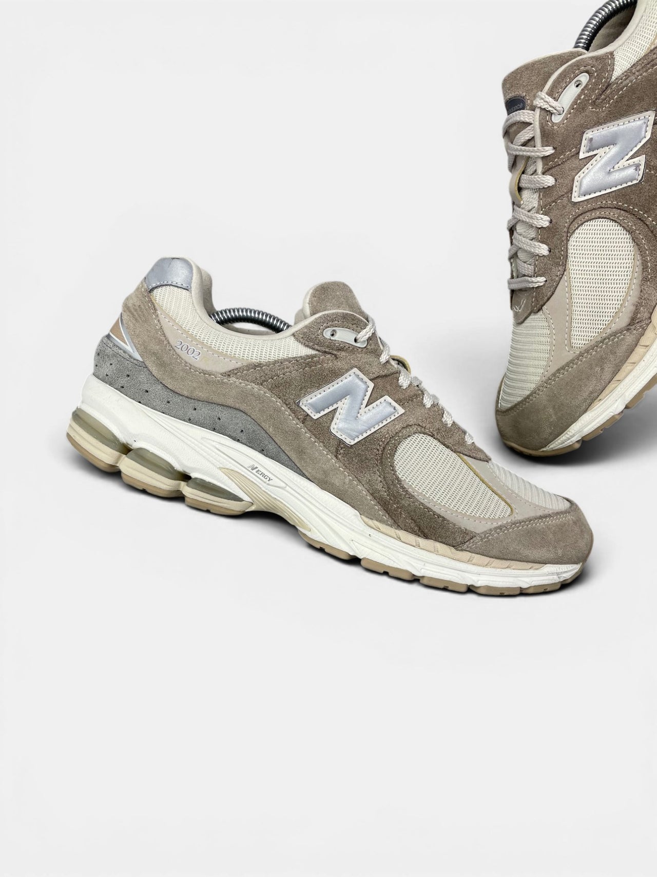 New Balance 2002R — buty sportowe męskie w bardzo dobrym stanie rozmiar 44.5, zewnętrzny panel lewego buta