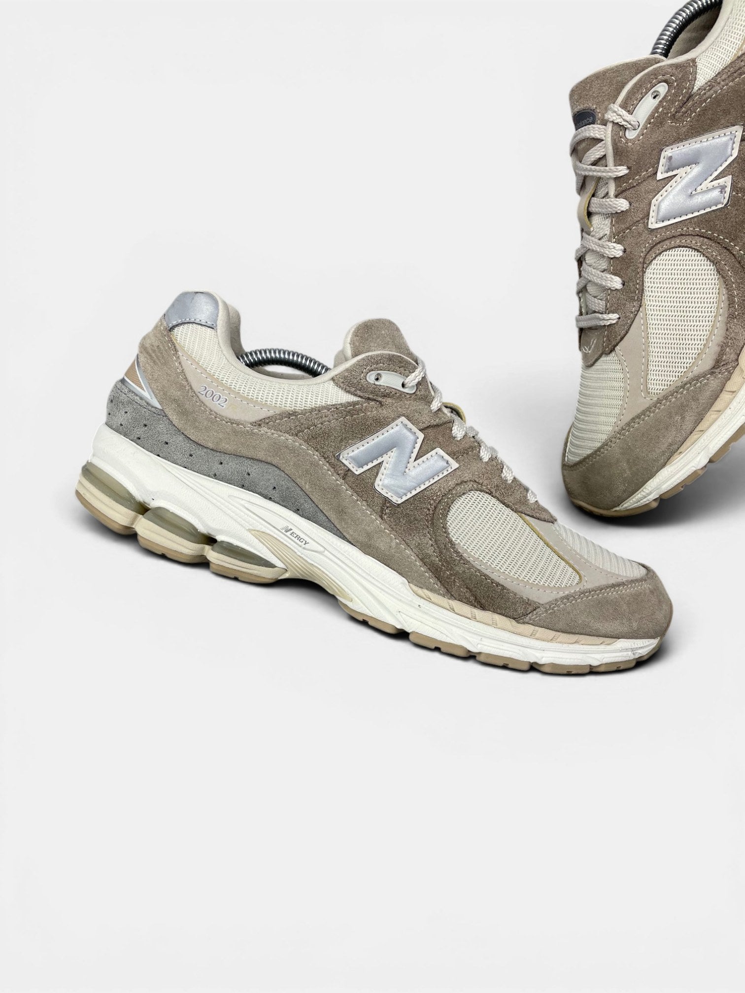 New Balance 2002R — buty sportowe męskie w bardzo dobrym stanie rozmiar 44.5, zewnętrzny panel lewego buta