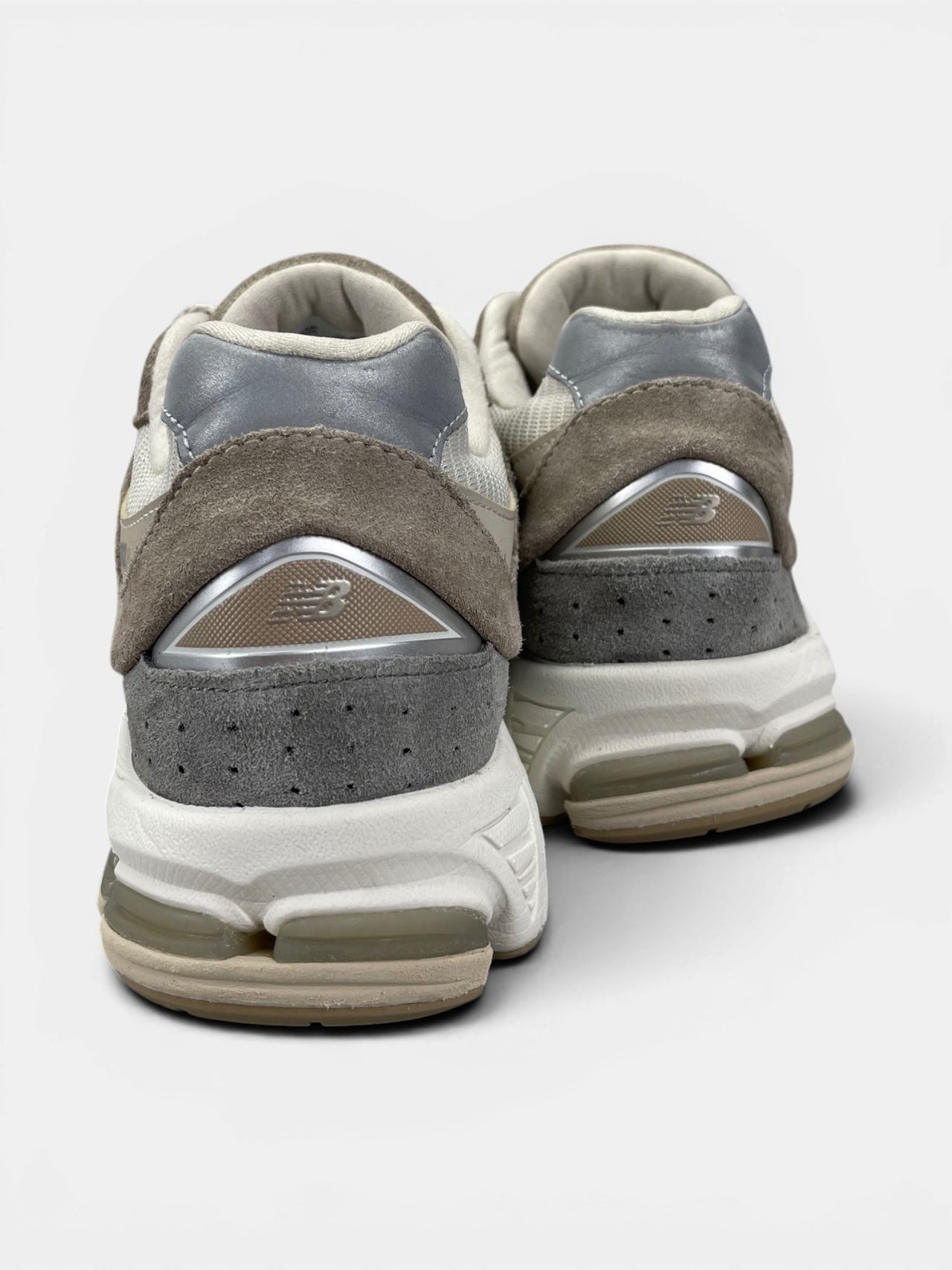 New Balance 2002R — buty sportowe męskie w bardzo dobrym stanie rozmiar 44.5, widok z tyłu