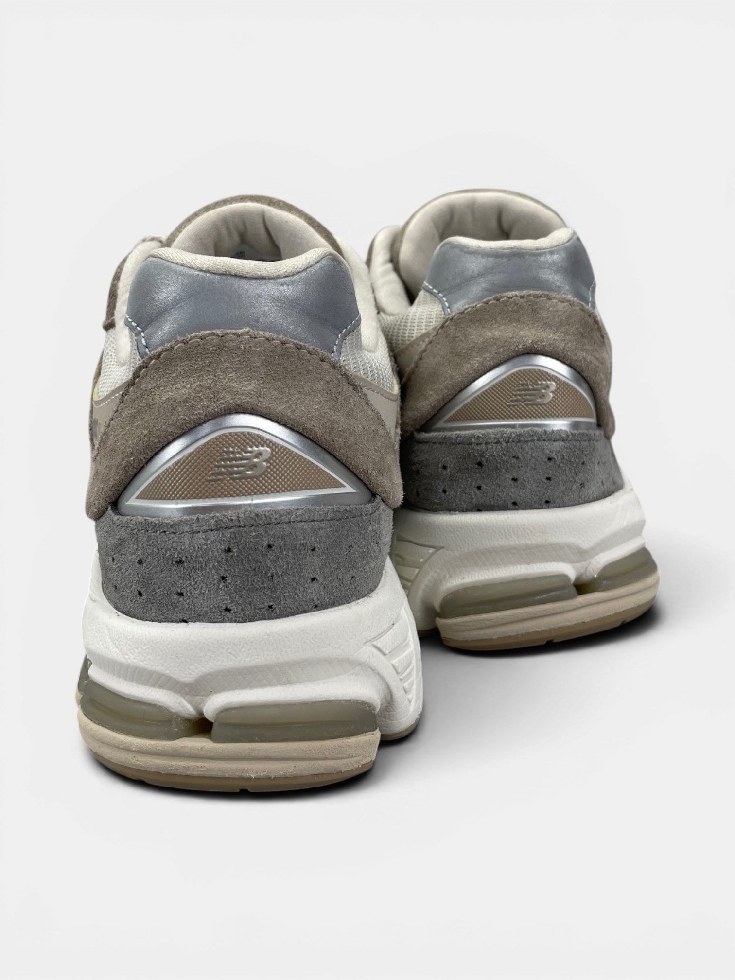New Balance 2002R — buty sportowe męskie w bardzo dobrym stanie rozmiar 44.5, widok z tyłu