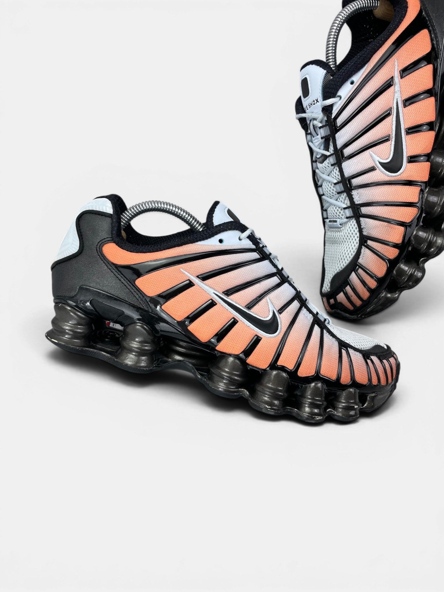 Nike Shox TL Blue Tint/Total Orange — buty sportowe męskie w bardzo dobrym stanie rozmiar 42, zewnętrzny panel lewego buta