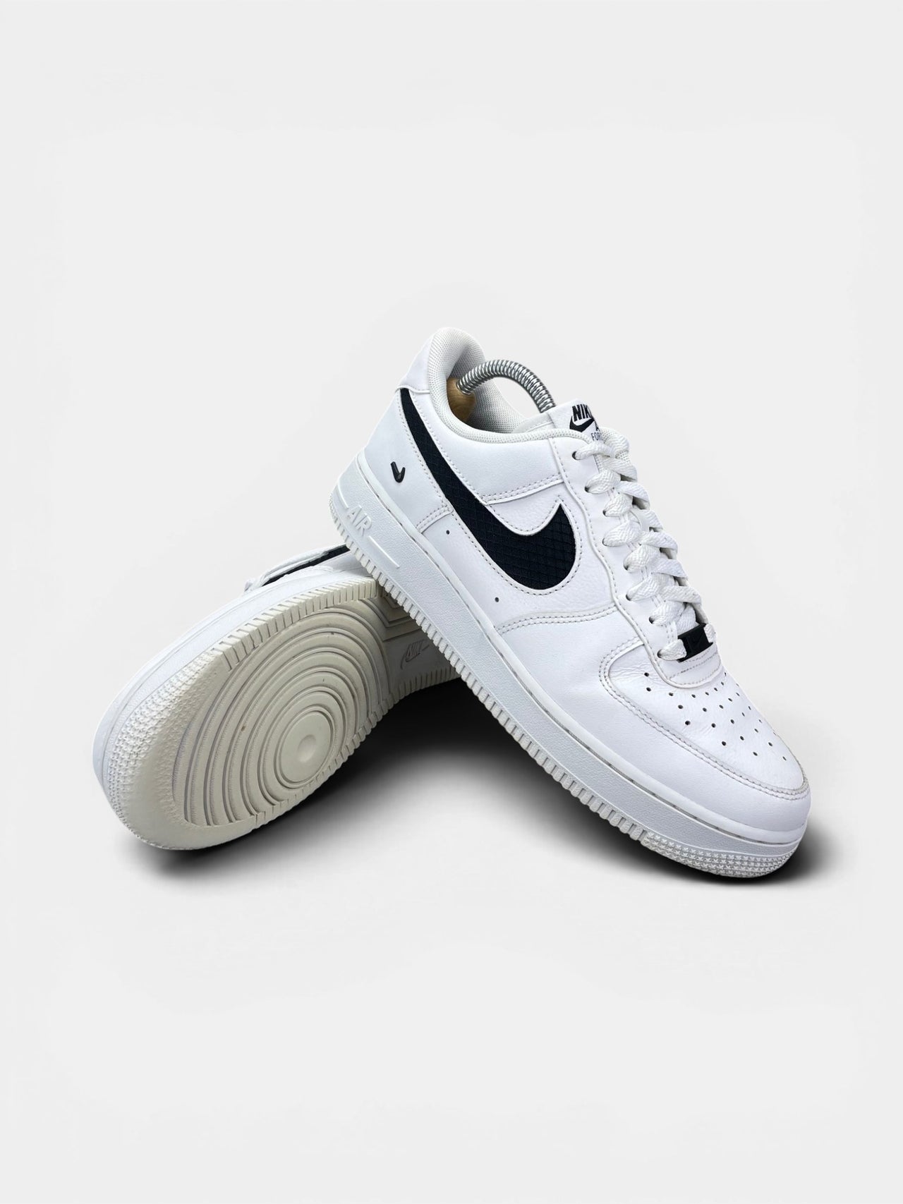 Nike Air Force 1 '07 LV8 Nylon Swoosh — buty sportowe męskie w bardzo dobrym stanie rozmiar 41, boczny profil