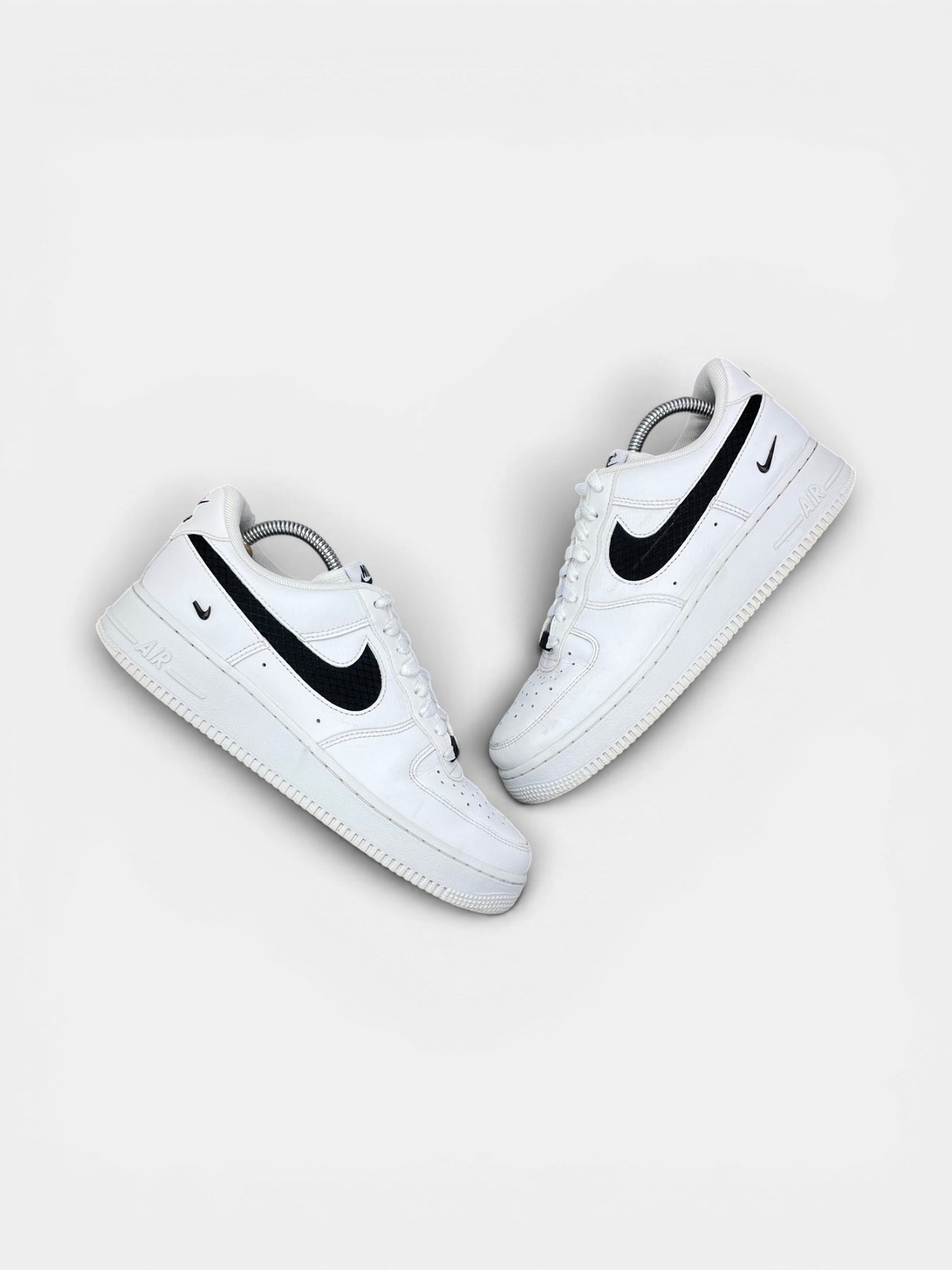 Nike Air Force 1 '07 LV8 Nylon Swoosh — buty sportowe męskie w bardzo dobrym stanie rozmiar 41, widok z góry na zewnętrzną stronę butów