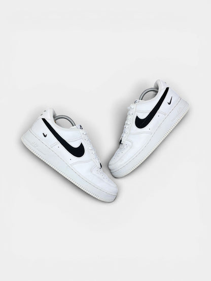 Nike Air Force 1 '07 LV8 Nylon Swoosh — buty sportowe męskie w bardzo dobrym stanie rozmiar 41, widok z góry na zewnętrzną stronę butów