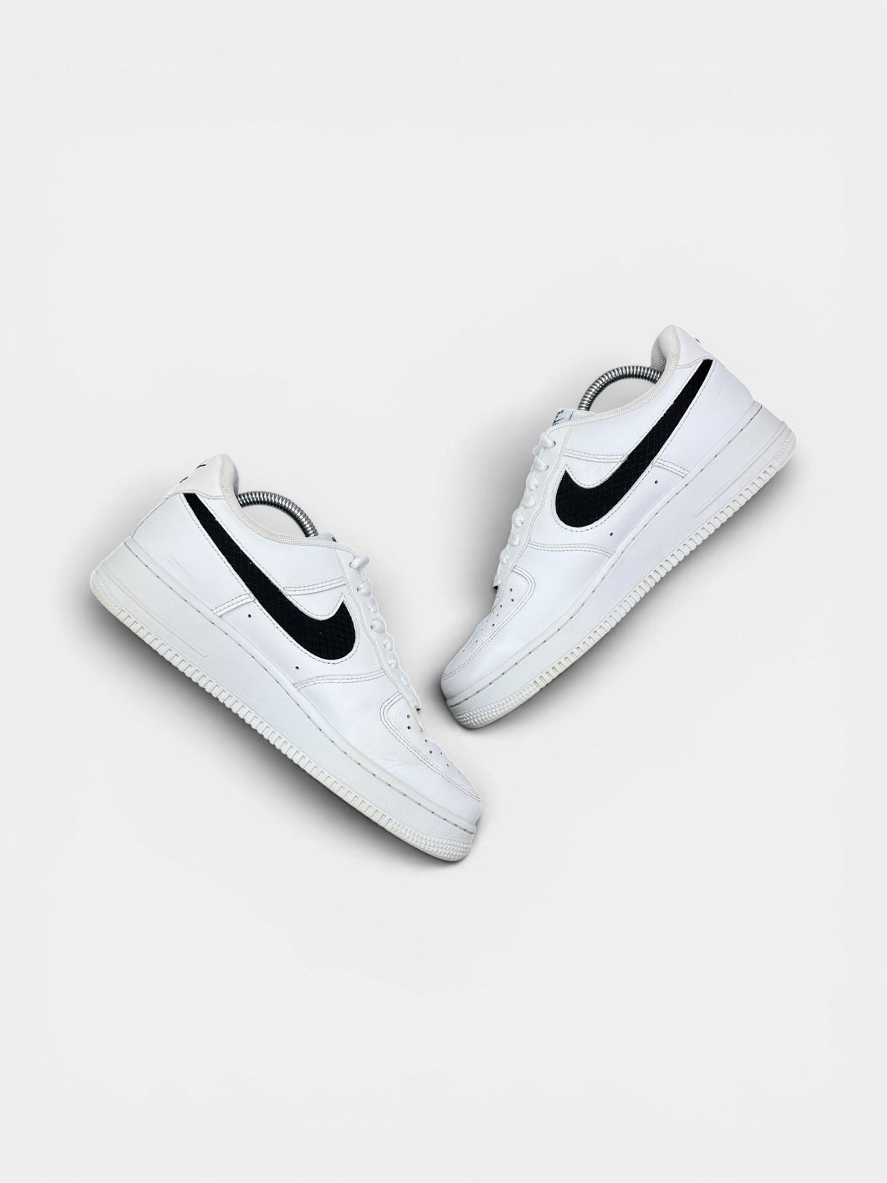 Nike Air Force 1 '07 LV8 Nylon Swoosh — buty sportowe męskie w bardzo dobrym stanie rozmiar 41, zewnętrzny panel prawego buta