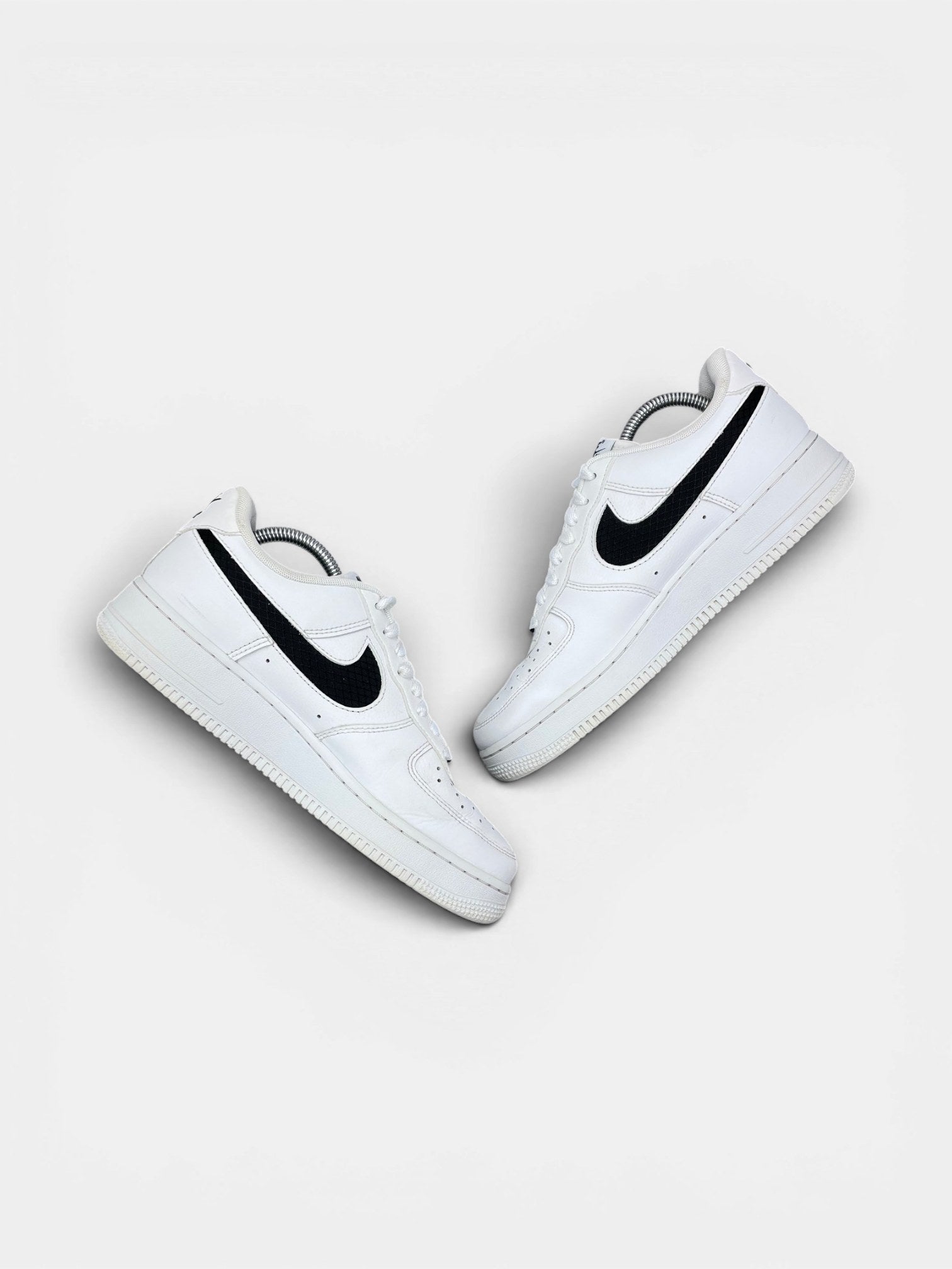 Nike Air Force 1 '07 LV8 Nylon Swoosh — buty sportowe męskie w bardzo dobrym stanie rozmiar 41, zewnętrzny panel prawego buta