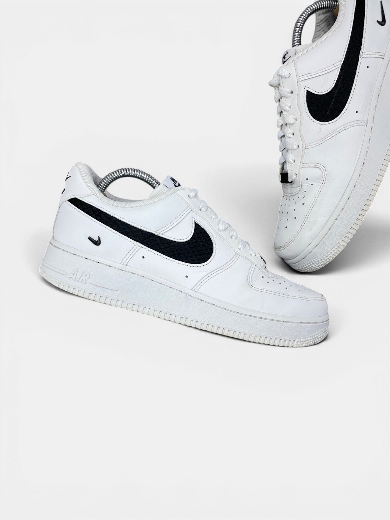 Nike Air Force 1 '07 LV8 Nylon Swoosh — buty sportowe męskie w bardzo dobrym stanie rozmiar 41, zewnętrzny panel lewego buta