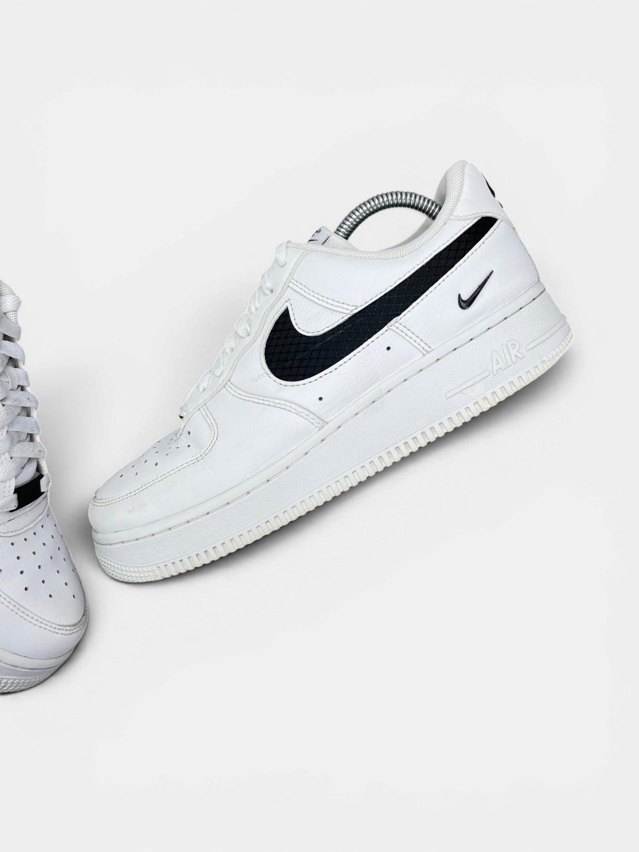 Nike Air Force 1 '07 LV8 Nylon Swoosh — buty sportowe męskie w bardzo dobrym stanie rozmiar 41, widok z góry na wewnętrzną stronę butów