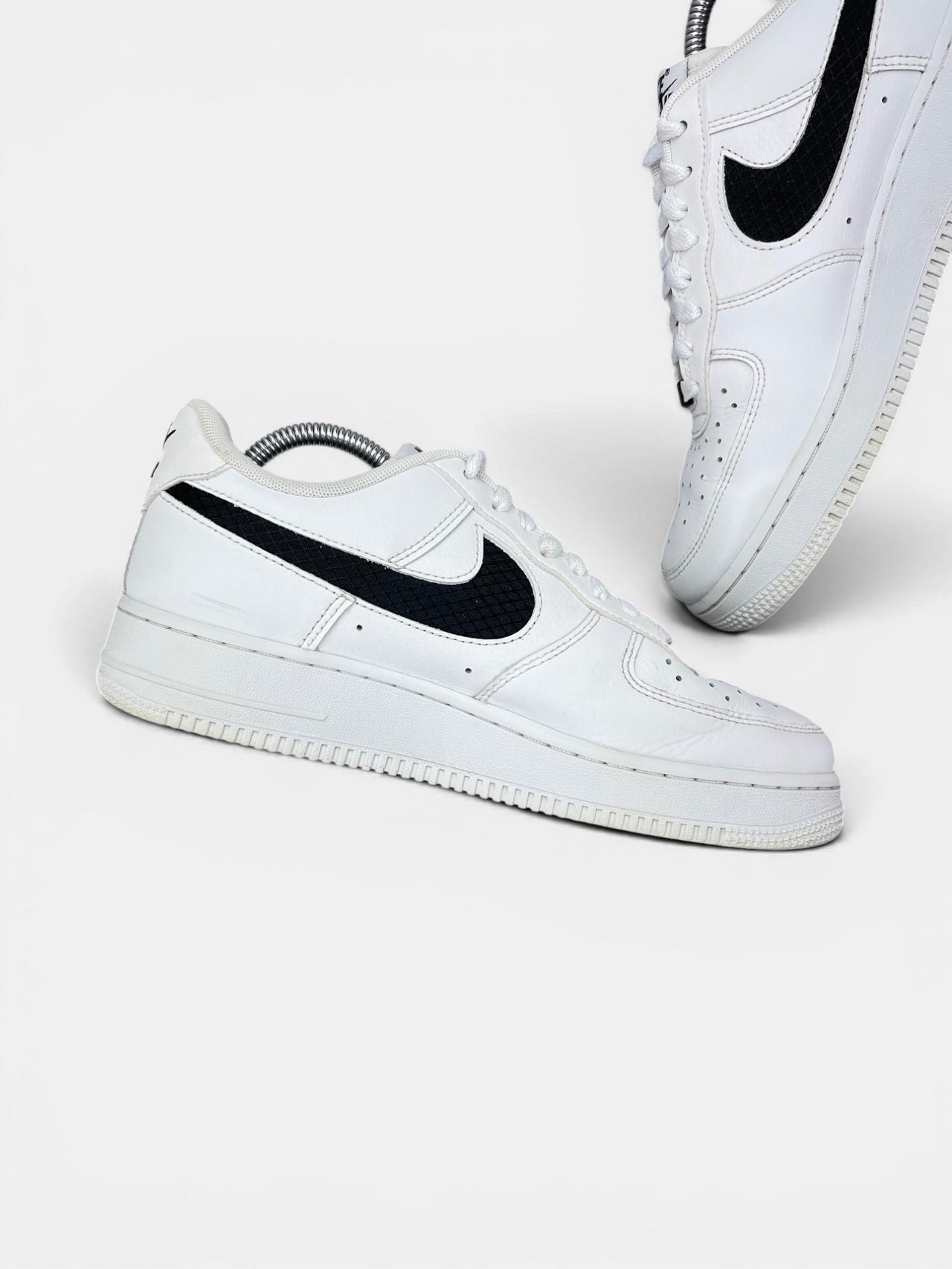Nike Air Force 1 '07 LV8 Nylon Swoosh — buty sportowe męskie w bardzo dobrym stanie rozmiar 41, wewnętrzny panel lewego buta