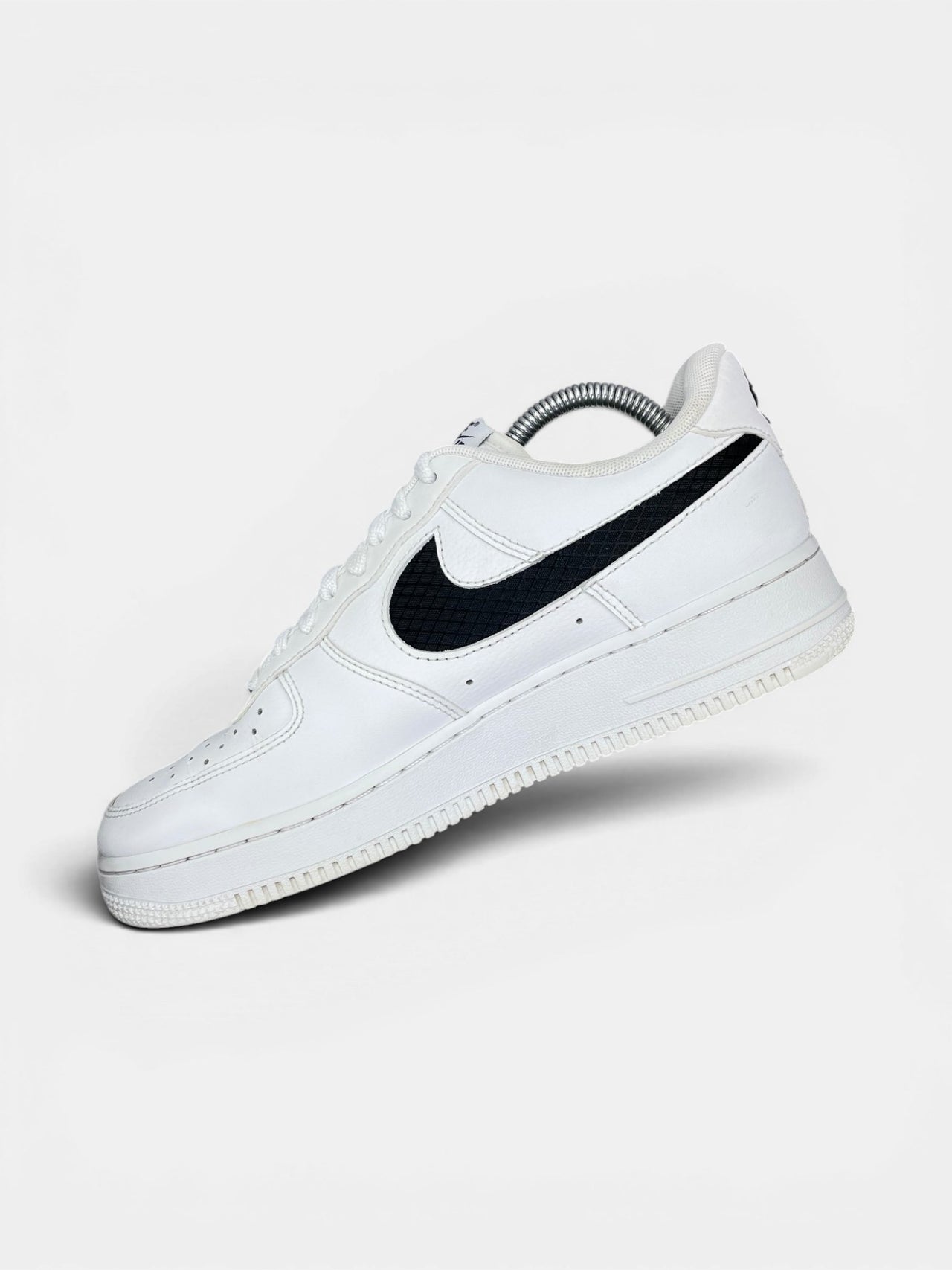 Nike Air Force 1 '07 LV8 Nylon Swoosh — buty sportowe męskie w bardzo dobrym stanie rozmiar 41, wewnętrzny panel prawego buta