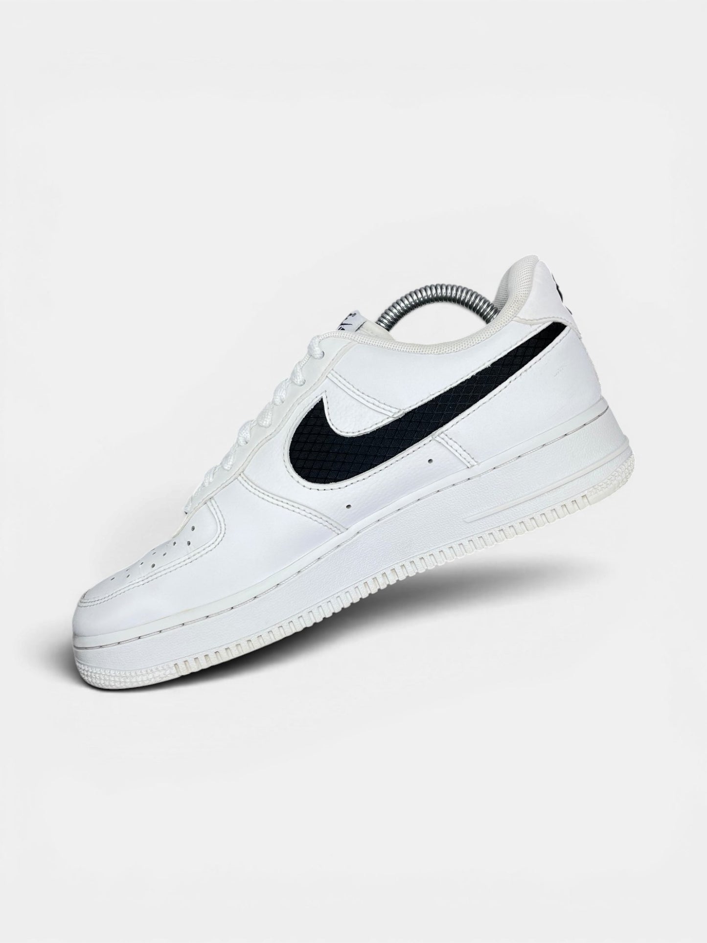Nike Air Force 1 '07 LV8 Nylon Swoosh — buty sportowe męskie w bardzo dobrym stanie rozmiar 41, wewnętrzny panel prawego buta