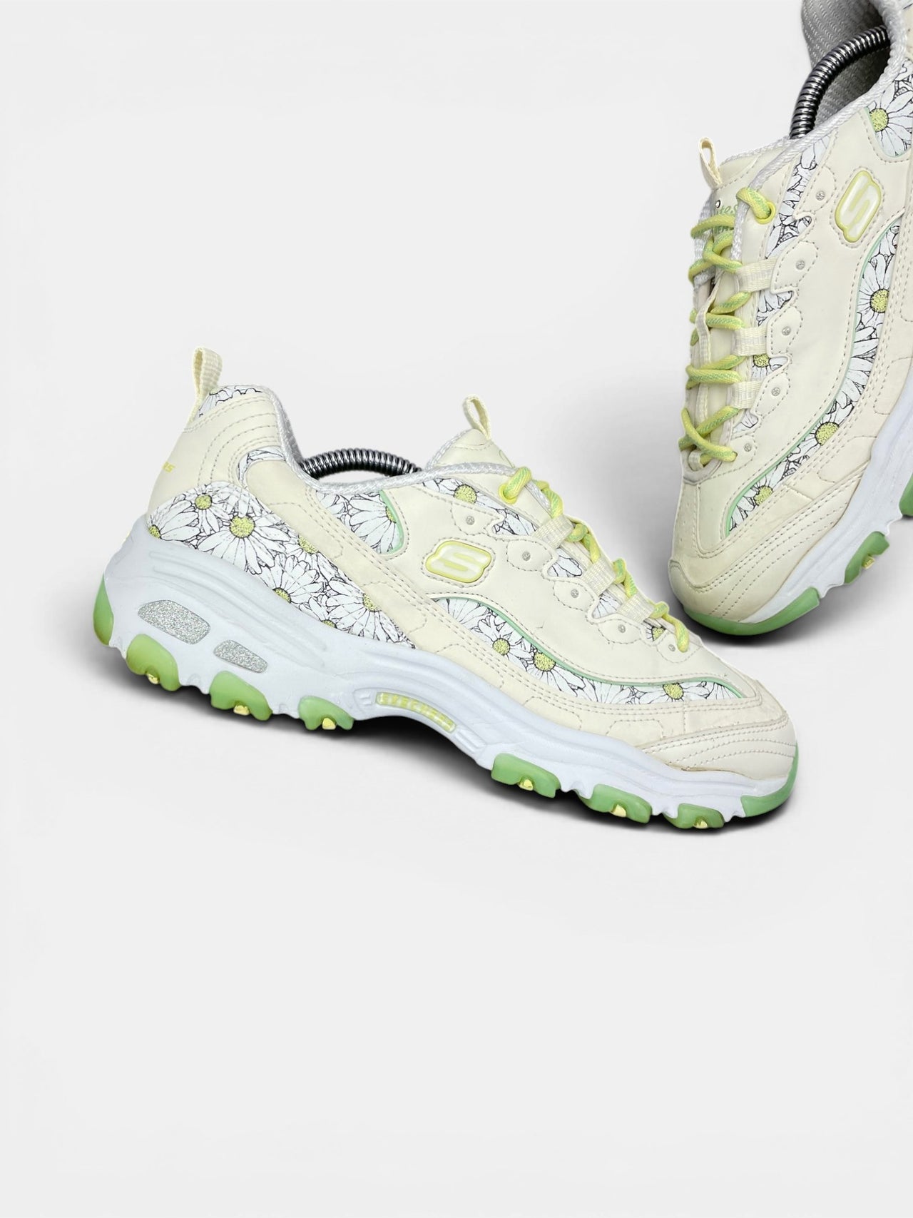 Skechers D'lites Biggest Fan — buty sportowe damskie w bardzo dobrym stanie rozmiar 39, zewnętrzny panel lewego buta