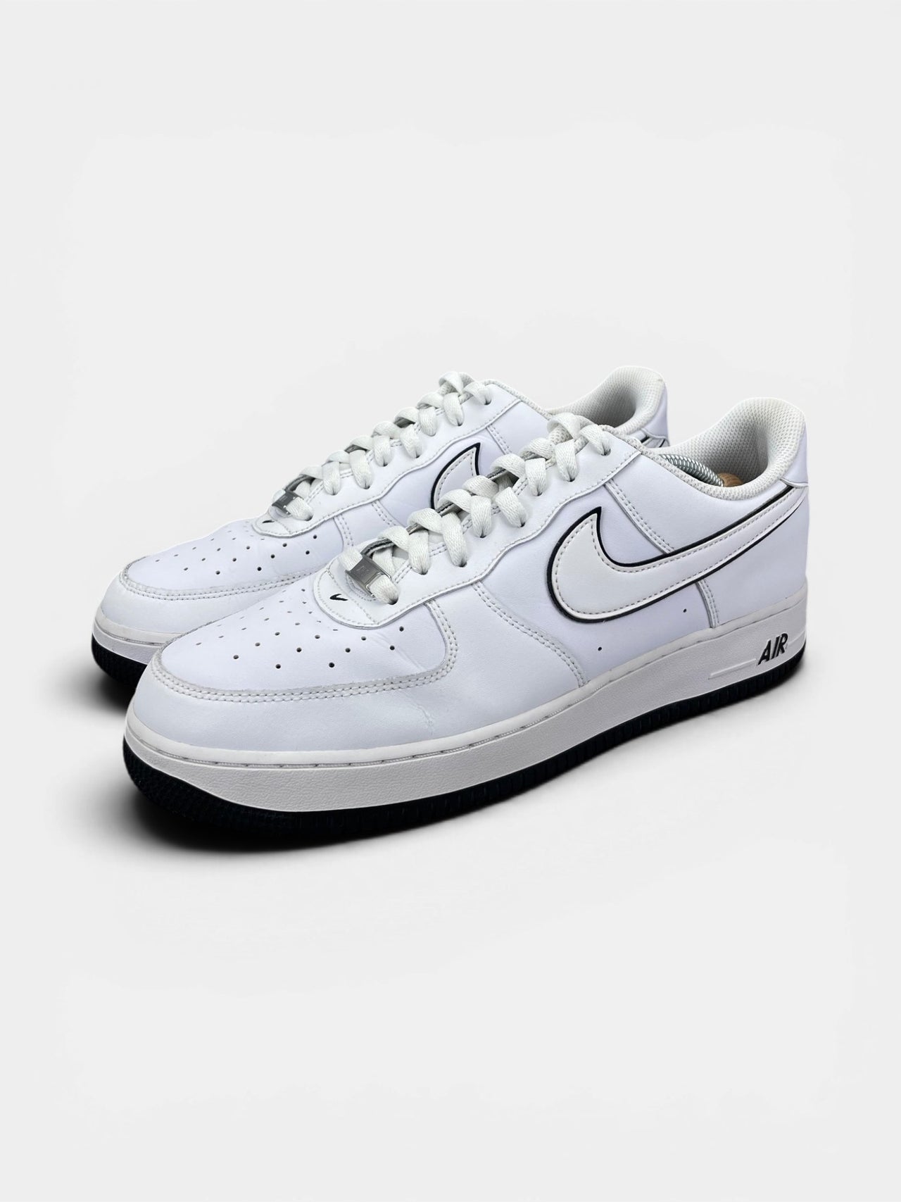 Nike Air Force 1 Low White Black Outline — buty sportowe męskie w bardzo dobrym stanie rozmiar 45.5, widok z boku