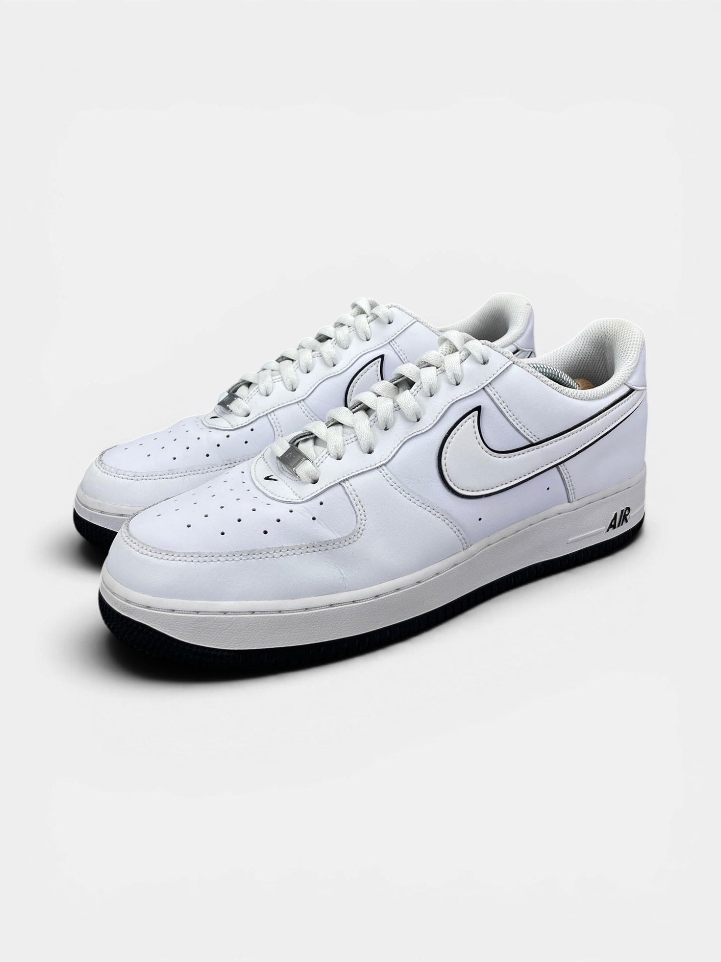 Nike Air Force 1 Low White Black Outline — buty sportowe męskie w bardzo dobrym stanie rozmiar 45.5, widok z boku