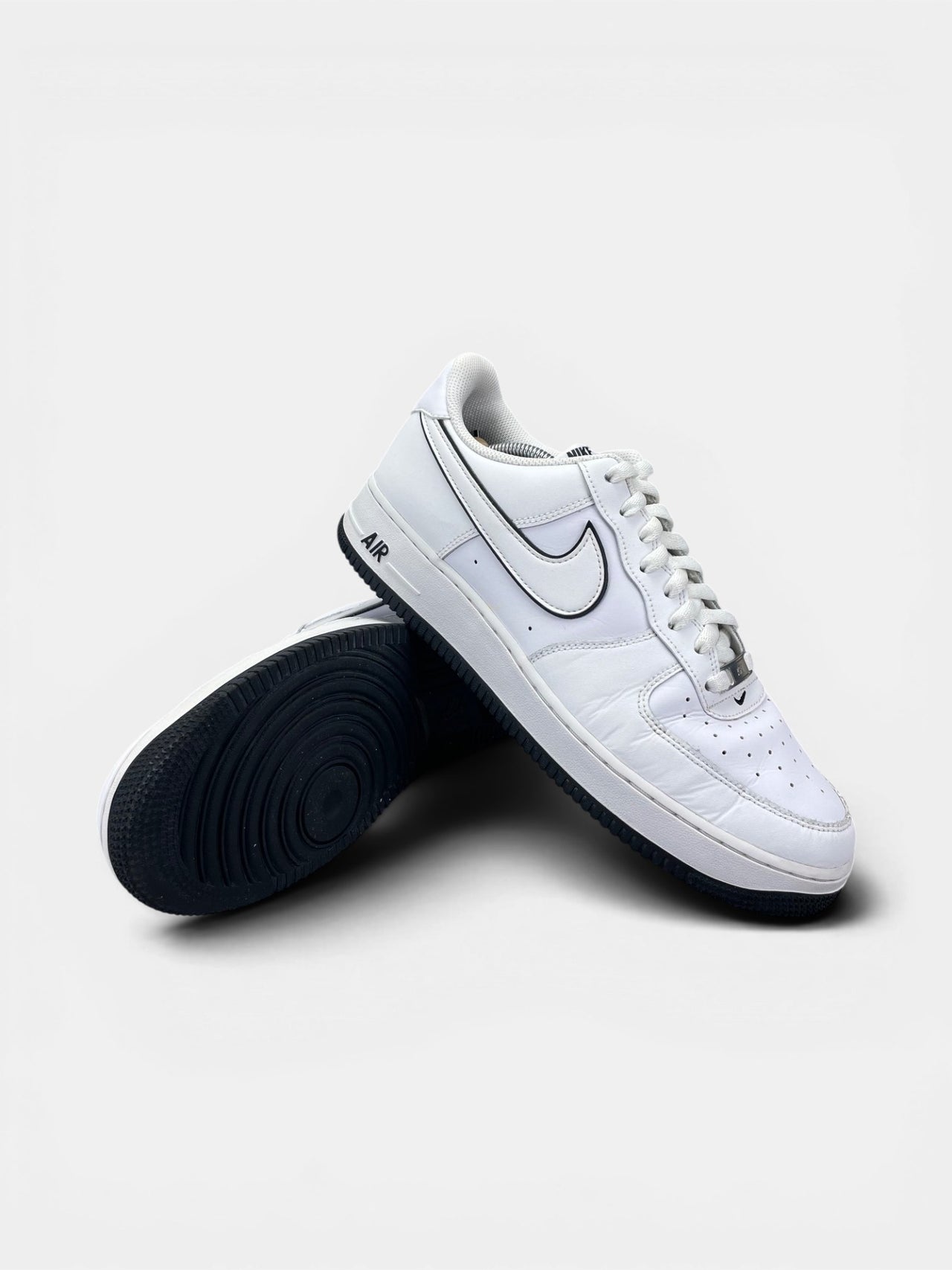 Nike Air Force 1 Low White Black Outline — buty sportowe męskie w bardzo dobrym stanie rozmiar 45.5, boczny profil