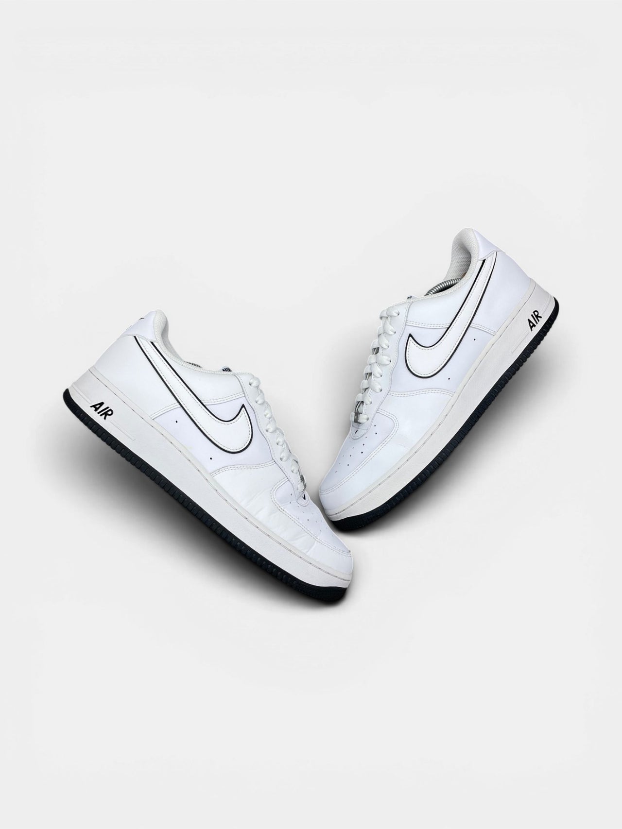 Nike Air Force 1 Low White Black Outline — buty sportowe męskie w bardzo dobrym stanie rozmiar 45.5, widok z góry na zewnętrzną stronę butów