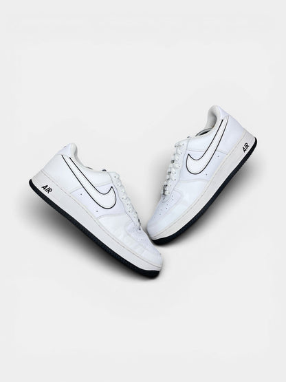 Nike Air Force 1 Low White Black Outline — buty sportowe męskie w bardzo dobrym stanie rozmiar 45.5, widok z góry na zewnętrzną stronę butów