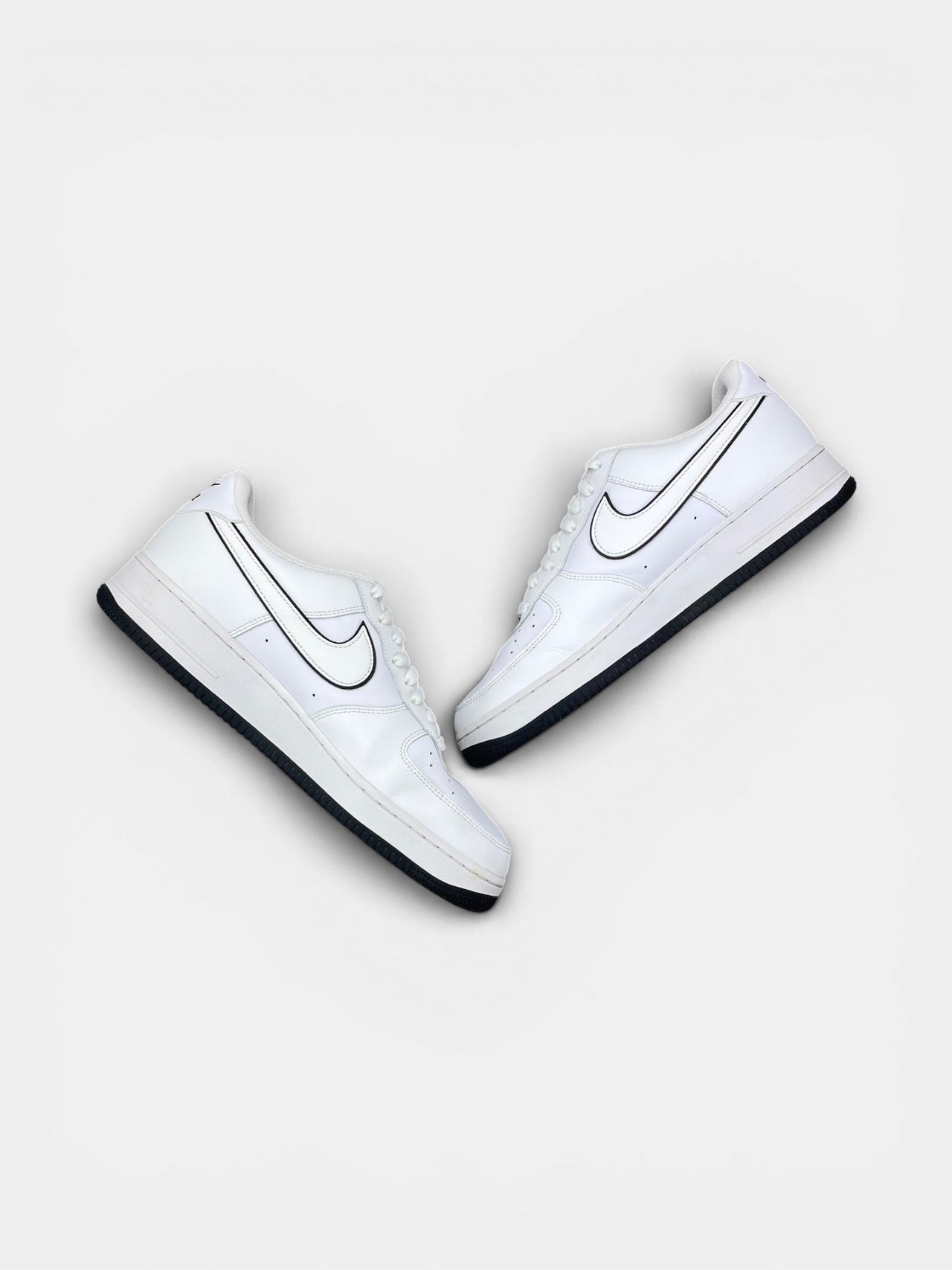 Nike Air Force 1 Low White Black Outline — buty sportowe męskie w bardzo dobrym stanie rozmiar 45.5, zewnętrzny panel prawego buta