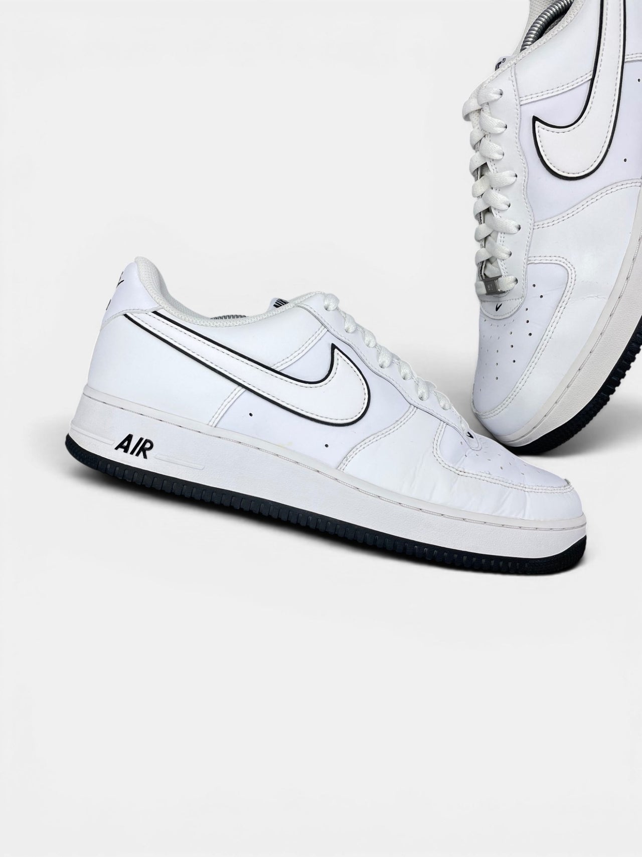 Nike Air Force 1 Low White Black Outline — buty sportowe męskie w bardzo dobrym stanie rozmiar 45.5, zewnętrzny panel lewego buta