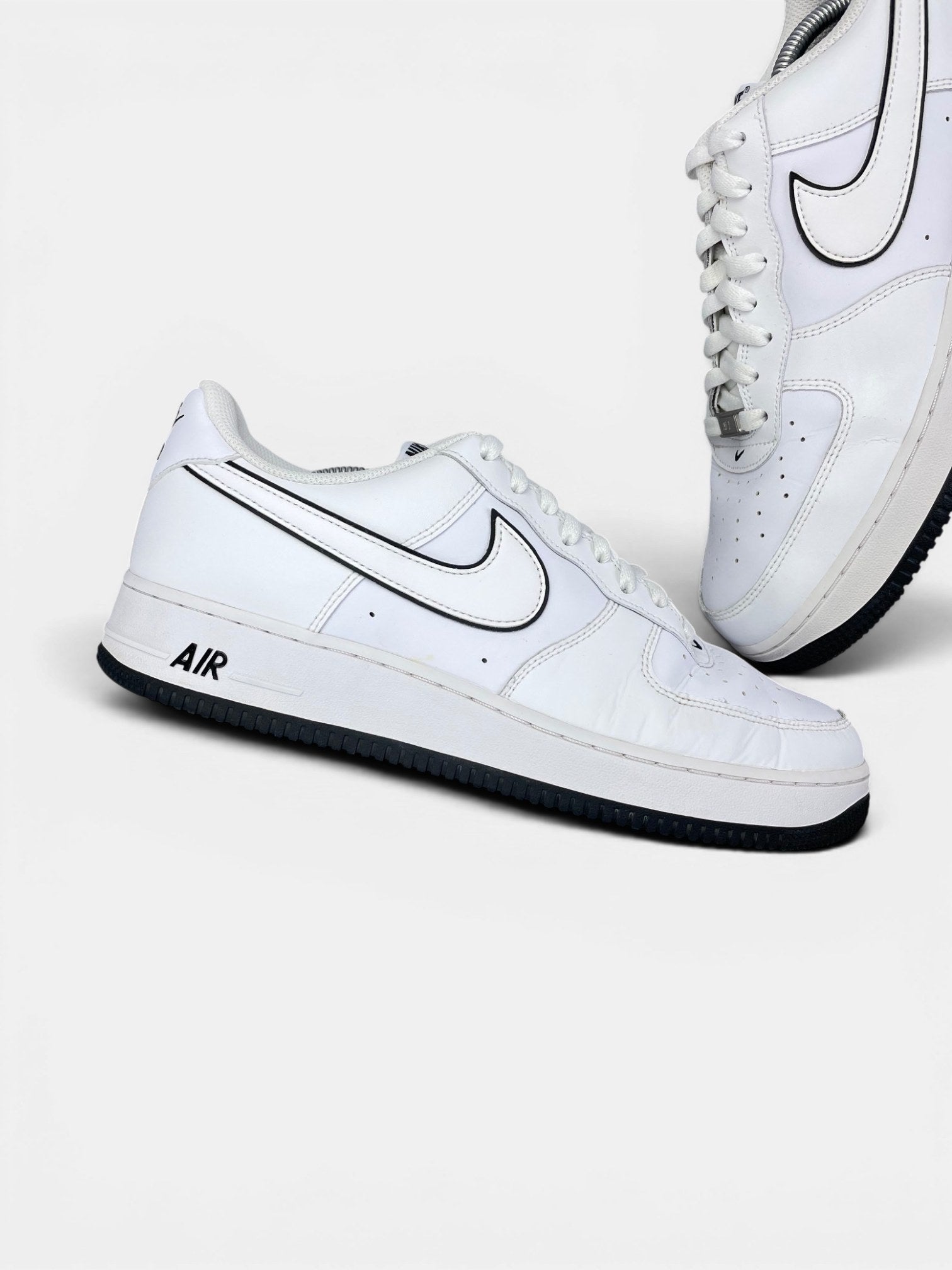 Nike Air Force 1 Low White Black Outline — buty sportowe męskie w bardzo dobrym stanie rozmiar 45.5, zewnętrzny panel lewego buta