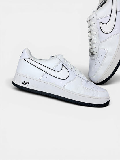 Nike Air Force 1 Low White Black Outline — buty sportowe męskie w bardzo dobrym stanie rozmiar 45.5, zewnętrzny panel lewego buta