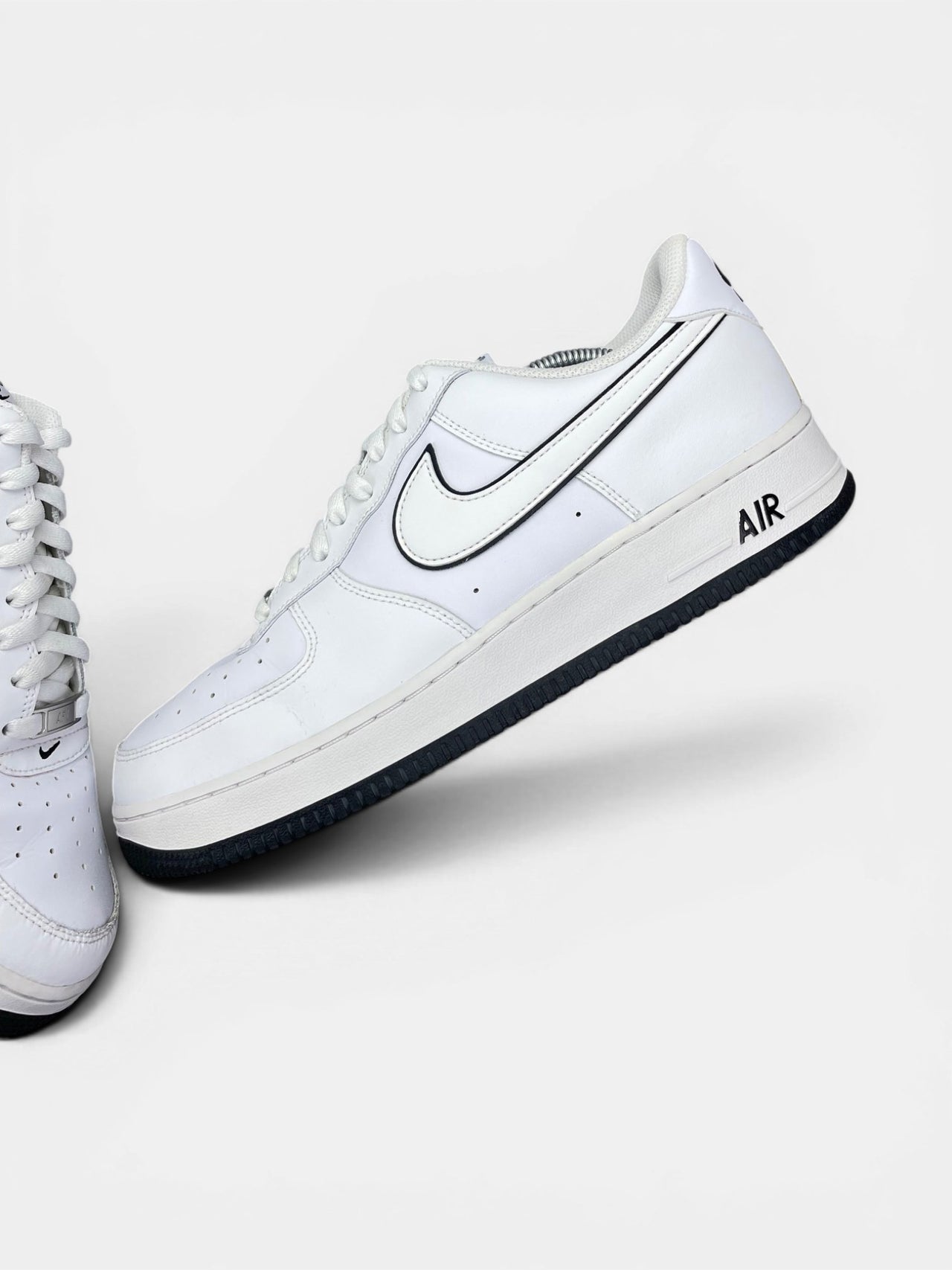Nike Air Force 1 Low White Black Outline — buty sportowe męskie w bardzo dobrym stanie rozmiar 45.5, widok z góry na wewnętrzną stronę butów