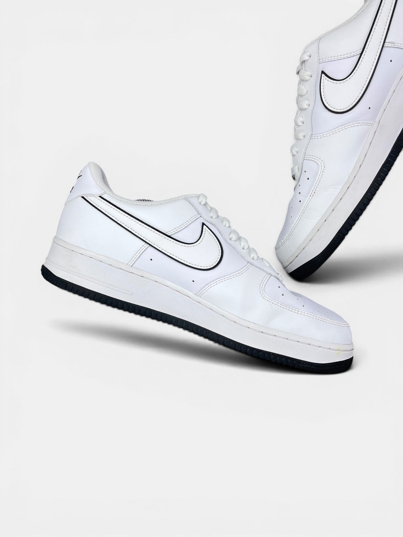 Nike Air Force 1 Low White Black Outline — buty sportowe męskie w bardzo dobrym stanie rozmiar 45.5, wewnętrzny panel lewego buta