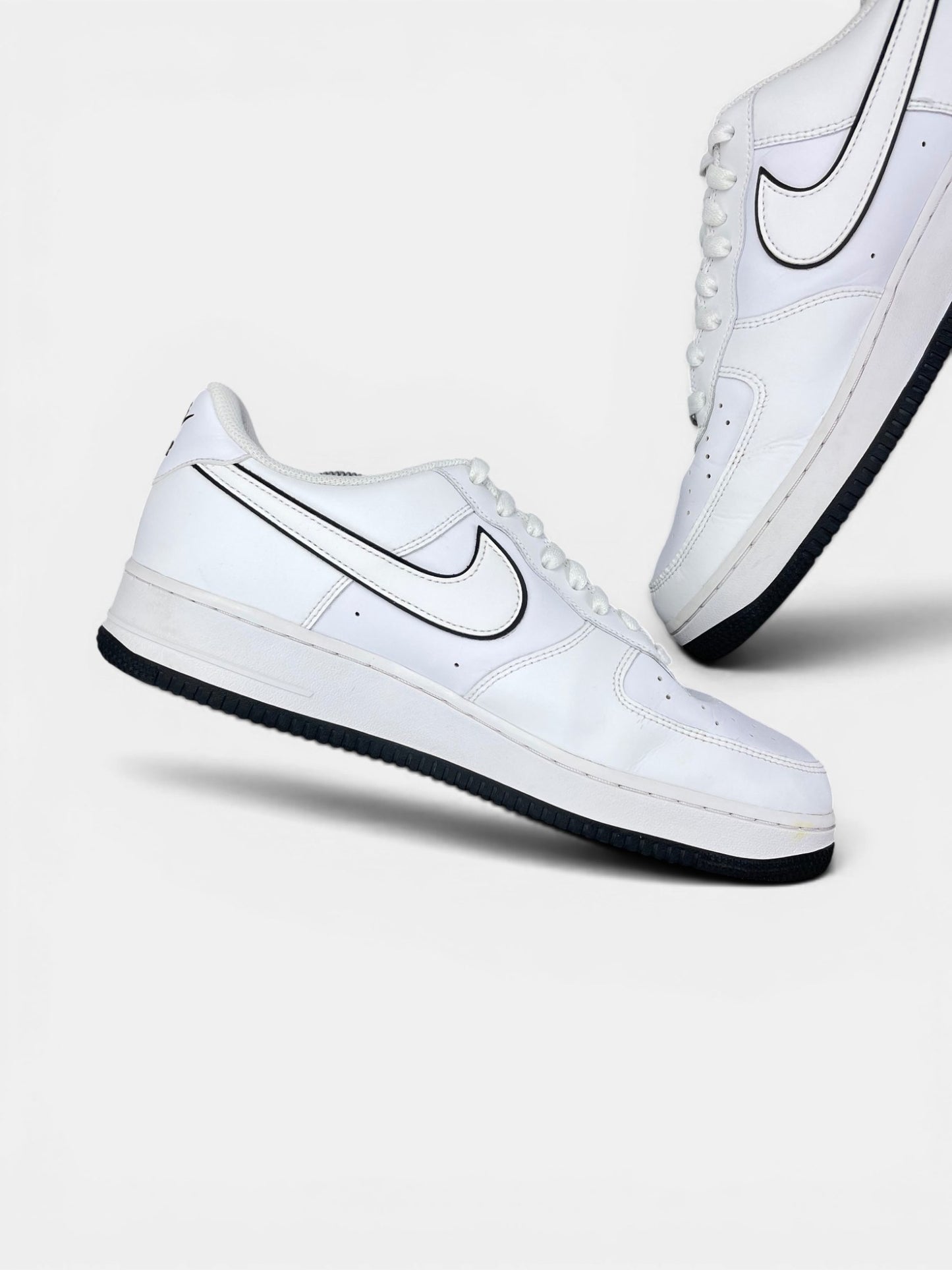 Nike Air Force 1 Low White Black Outline — buty sportowe męskie w bardzo dobrym stanie rozmiar 45.5, wewnętrzny panel lewego buta