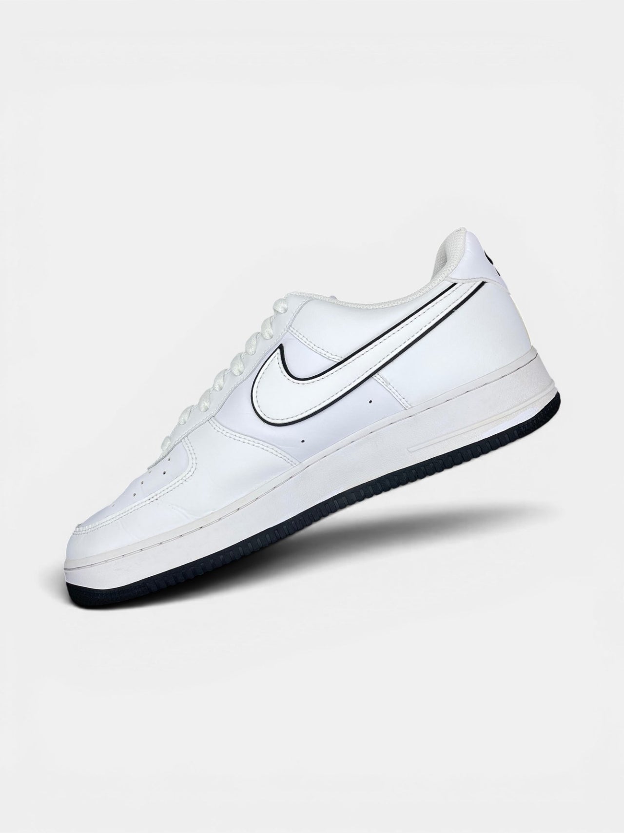 Nike Air Force 1 Low White Black Outline — buty sportowe męskie w bardzo dobrym stanie rozmiar 45.5, wewnętrzny panel prawego buta