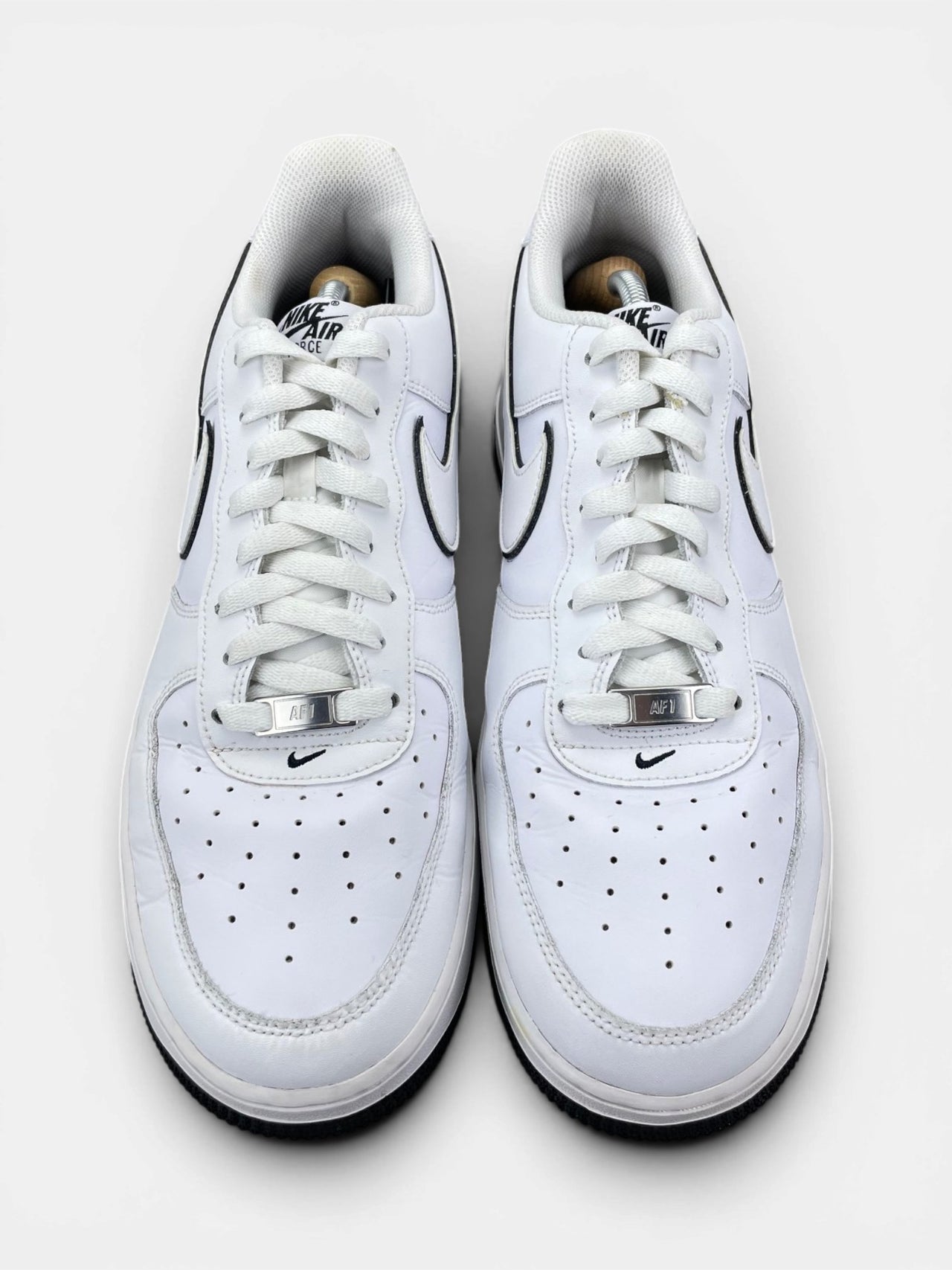 Nike Air Force 1 Low White Black Outline — buty sportowe męskie w bardzo dobrym stanie rozmiar 45.5, widok z góry