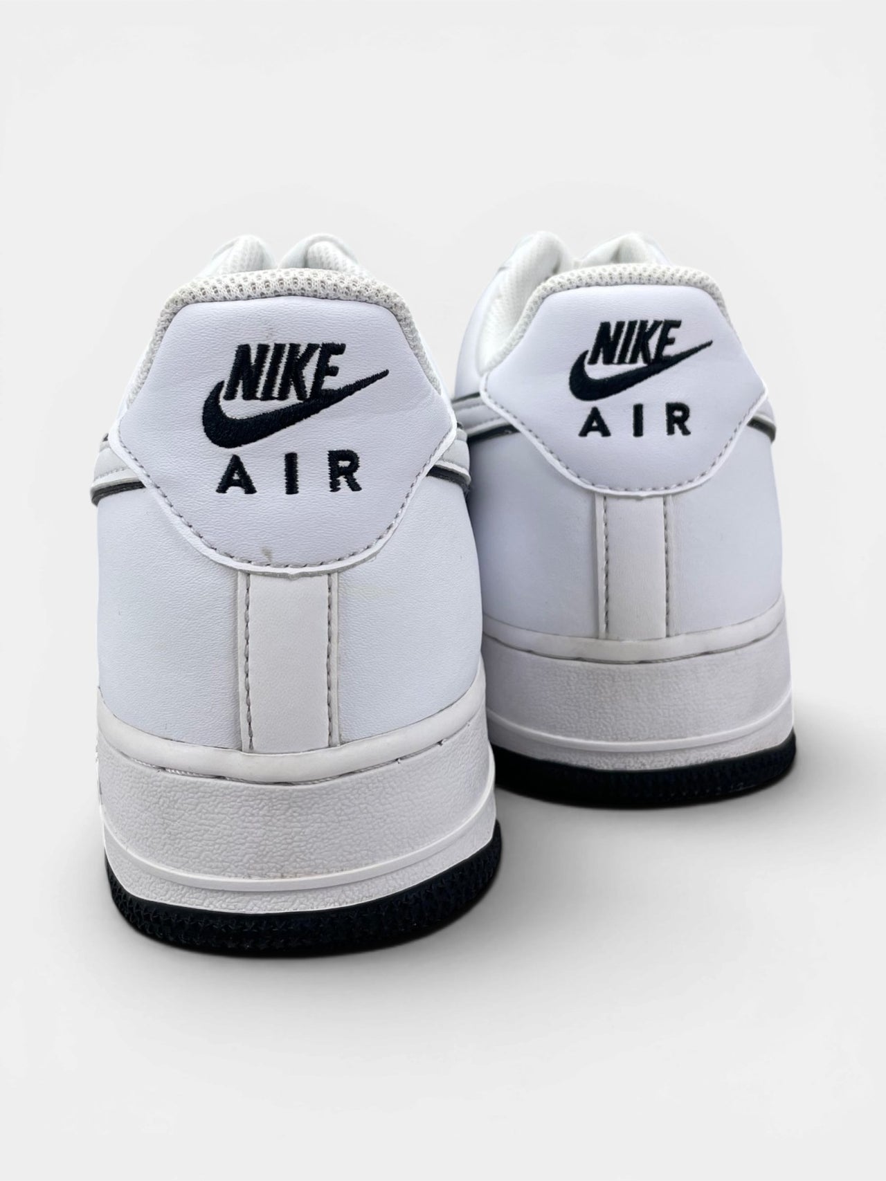 Nike Air Force 1 Low White Black Outline — buty sportowe męskie w bardzo dobrym stanie rozmiar 45.5, widok z tyłu