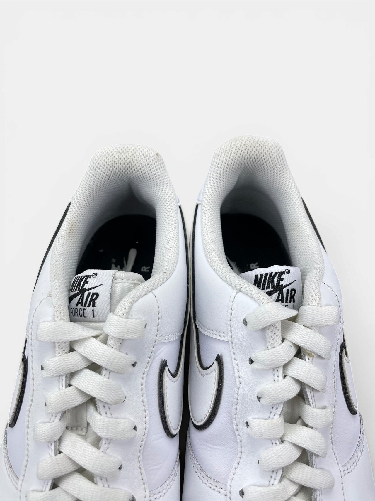 Nike Air Force 1 Low White Black Outline — buty sportowe męskie w bardzo dobrym stanie rozmiar 45.5, zapiętki butów