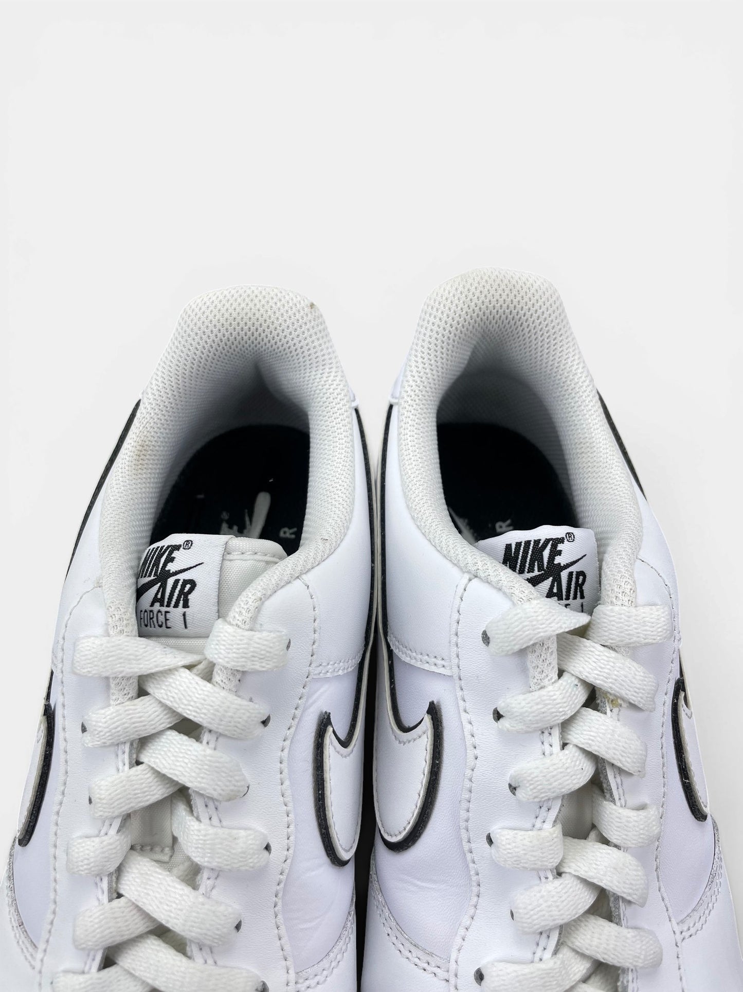 Nike Air Force 1 Low White Black Outline — buty sportowe męskie w bardzo dobrym stanie rozmiar 45.5, zapiętki butów
