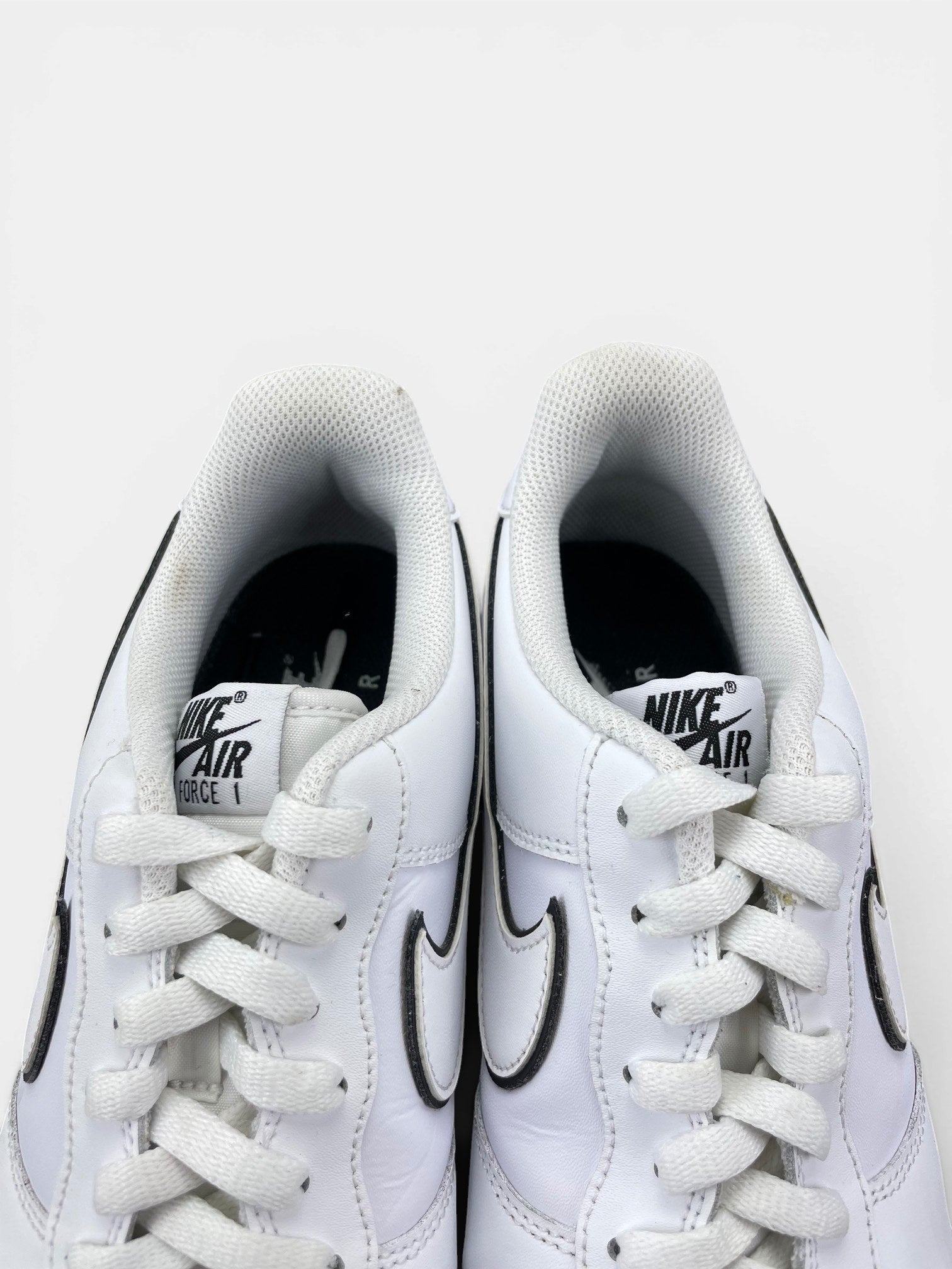 Nike Air Force 1 Low White Black Outline — buty sportowe męskie w bardzo dobrym stanie rozmiar 45.5, zapiętki butów