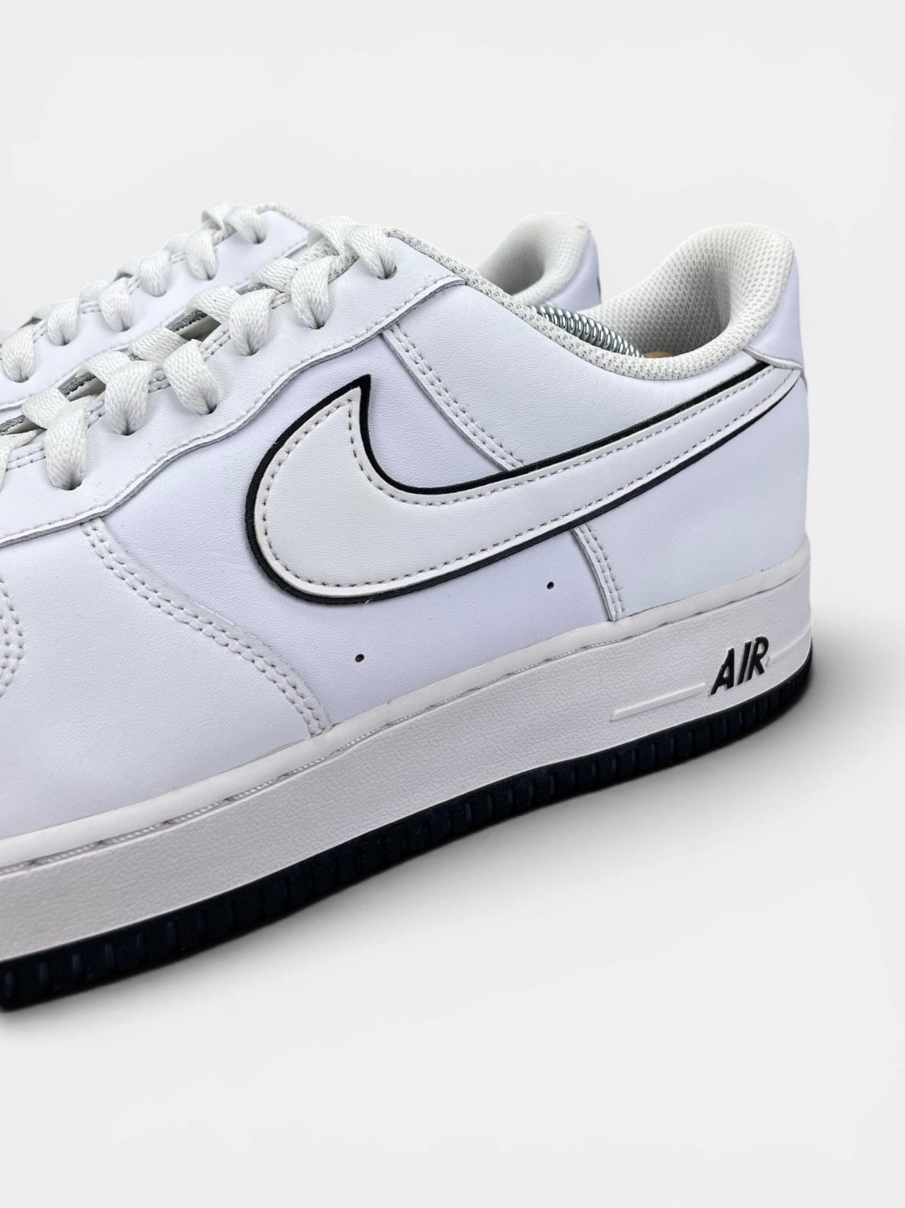 Nike Air Force 1 Low White Black Outline — buty sportowe męskie w bardzo dobrym stanie rozmiar 45.5, opcjonalne zdjęcie 1