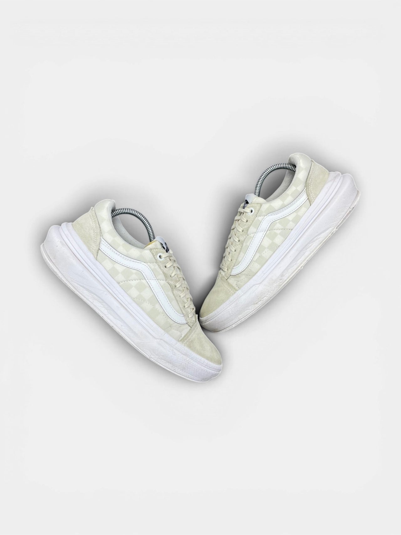 Vans Sneakers — buty sportowe damskie w bardzo dobrym stanie rozmiar 40, widok z góry na zewnętrzną stronę butów