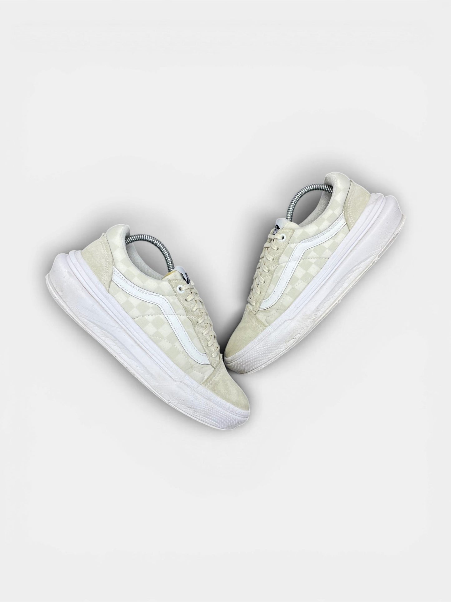 Vans Sneakers — buty sportowe damskie w bardzo dobrym stanie rozmiar 40, widok z góry na zewnętrzną stronę butów