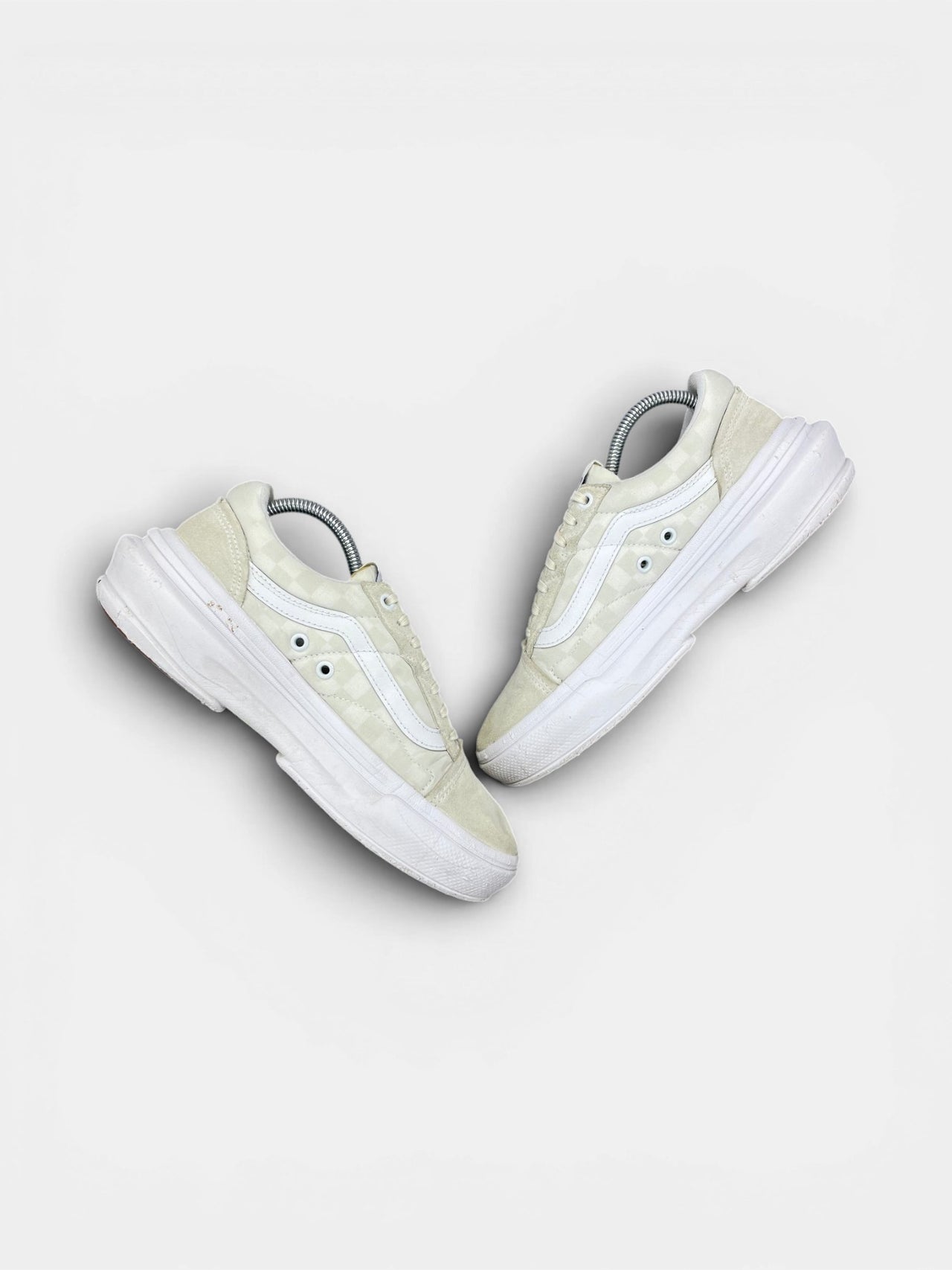 Vans Sneakers — buty sportowe damskie w bardzo dobrym stanie rozmiar 40, zewnętrzny panel prawego buta