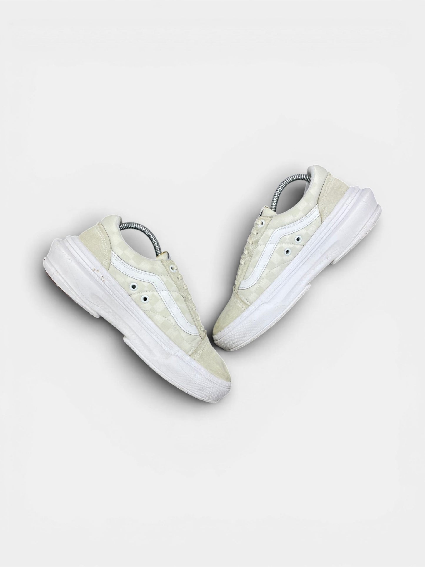 Vans Sneakers — buty sportowe damskie w bardzo dobrym stanie rozmiar 40, zewnętrzny panel prawego buta